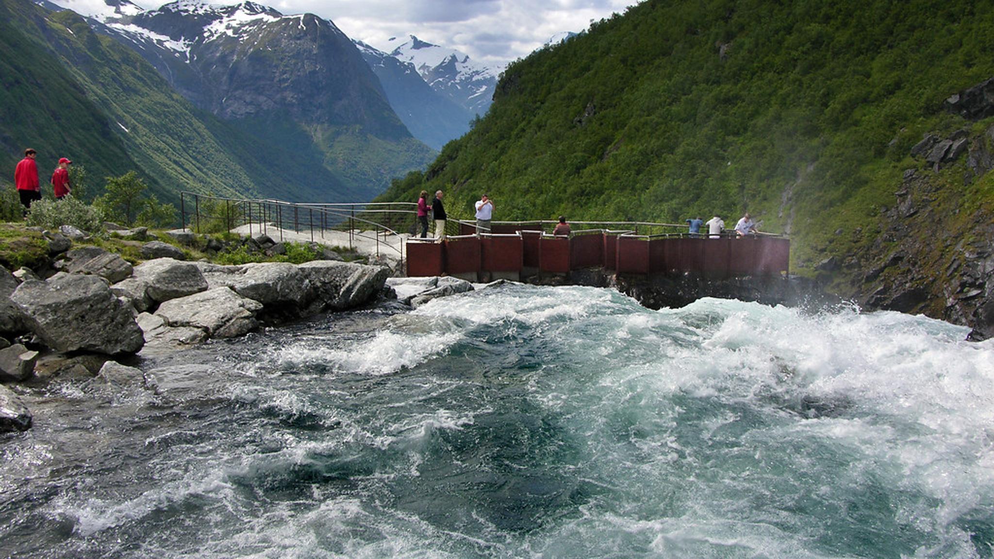 A viewing plattform over a waterfall.