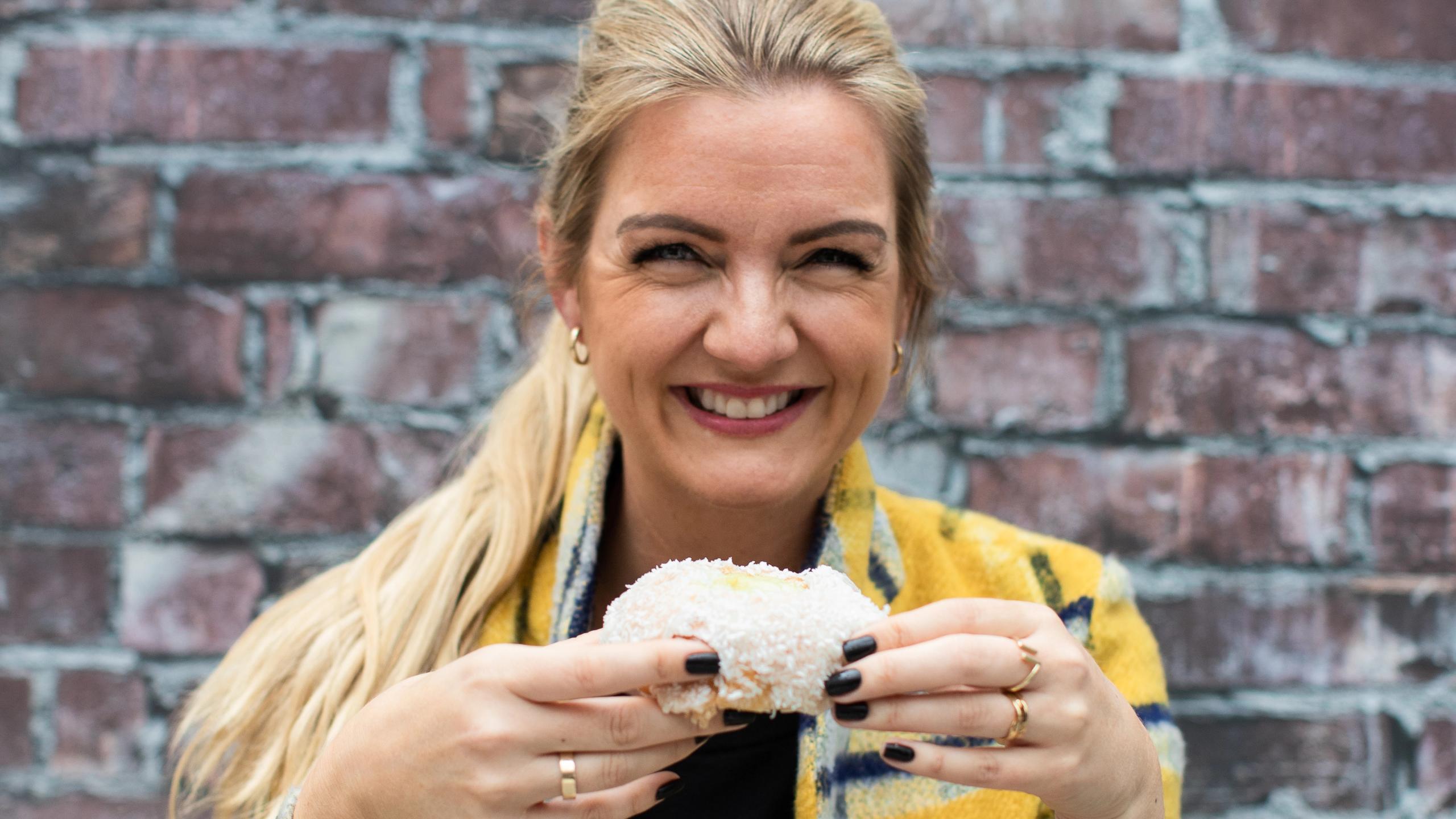 Kokebokforfatter og blogger, Hanne-Lene Dahlgren, spiser mat.