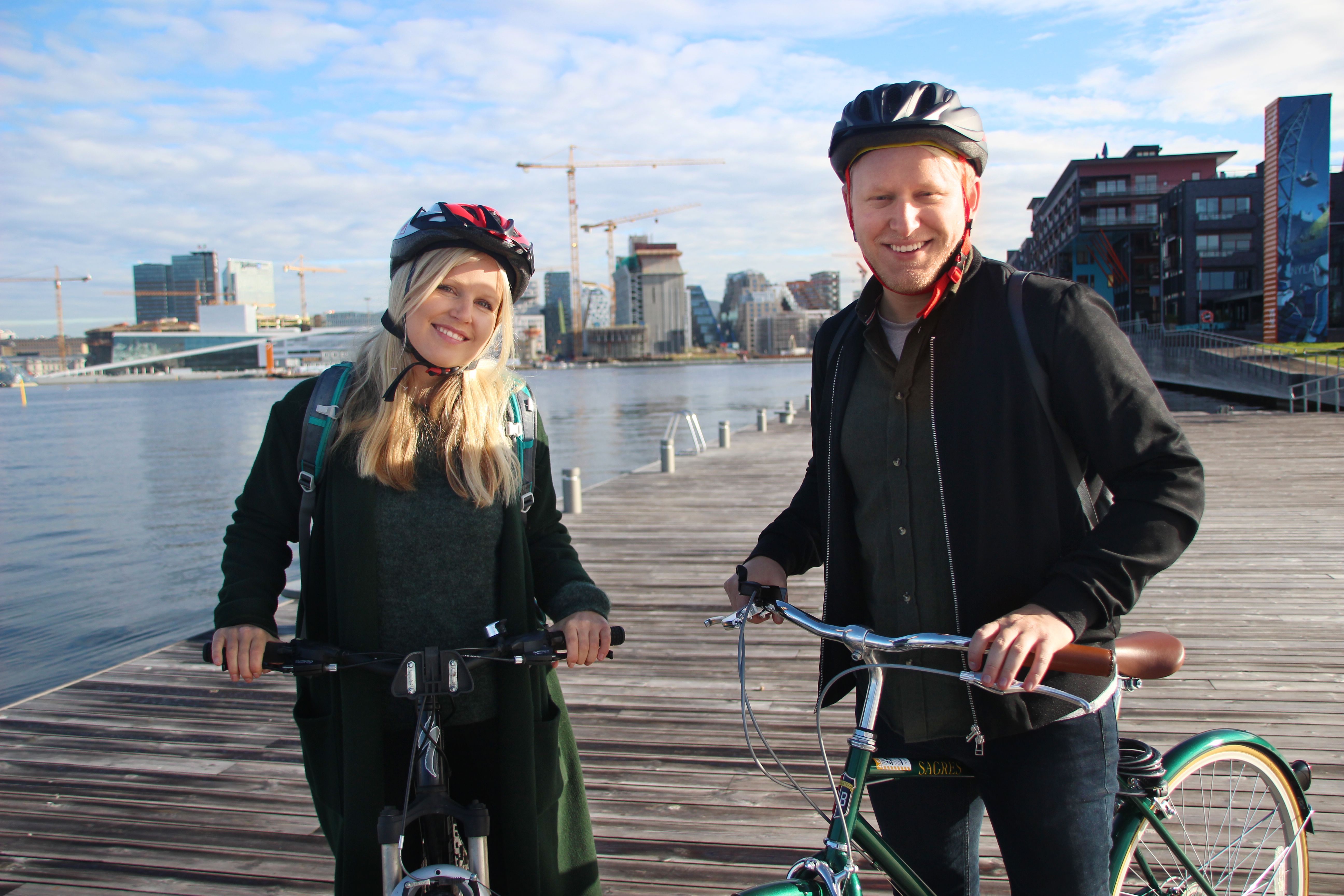 Dos personas posan para la foto a bordo de sendas bicicletas en Sørenga, Oslo (Este de Noruega).