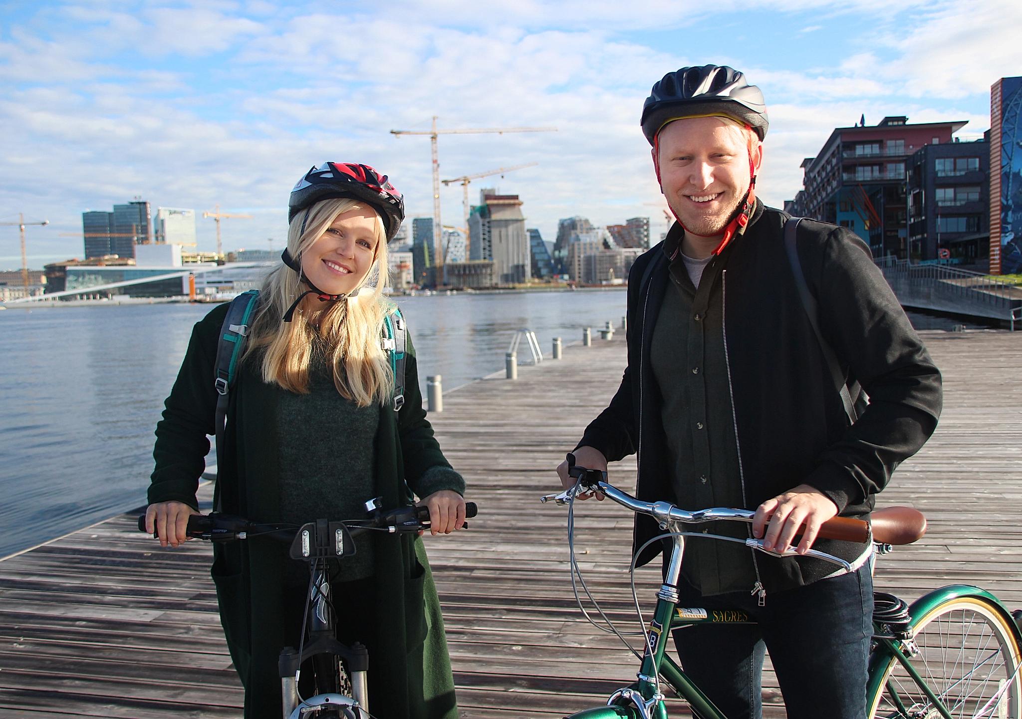 Dos personas posan para la foto a bordo de sendas bicicletas en Sørenga, Oslo (Este de Noruega).