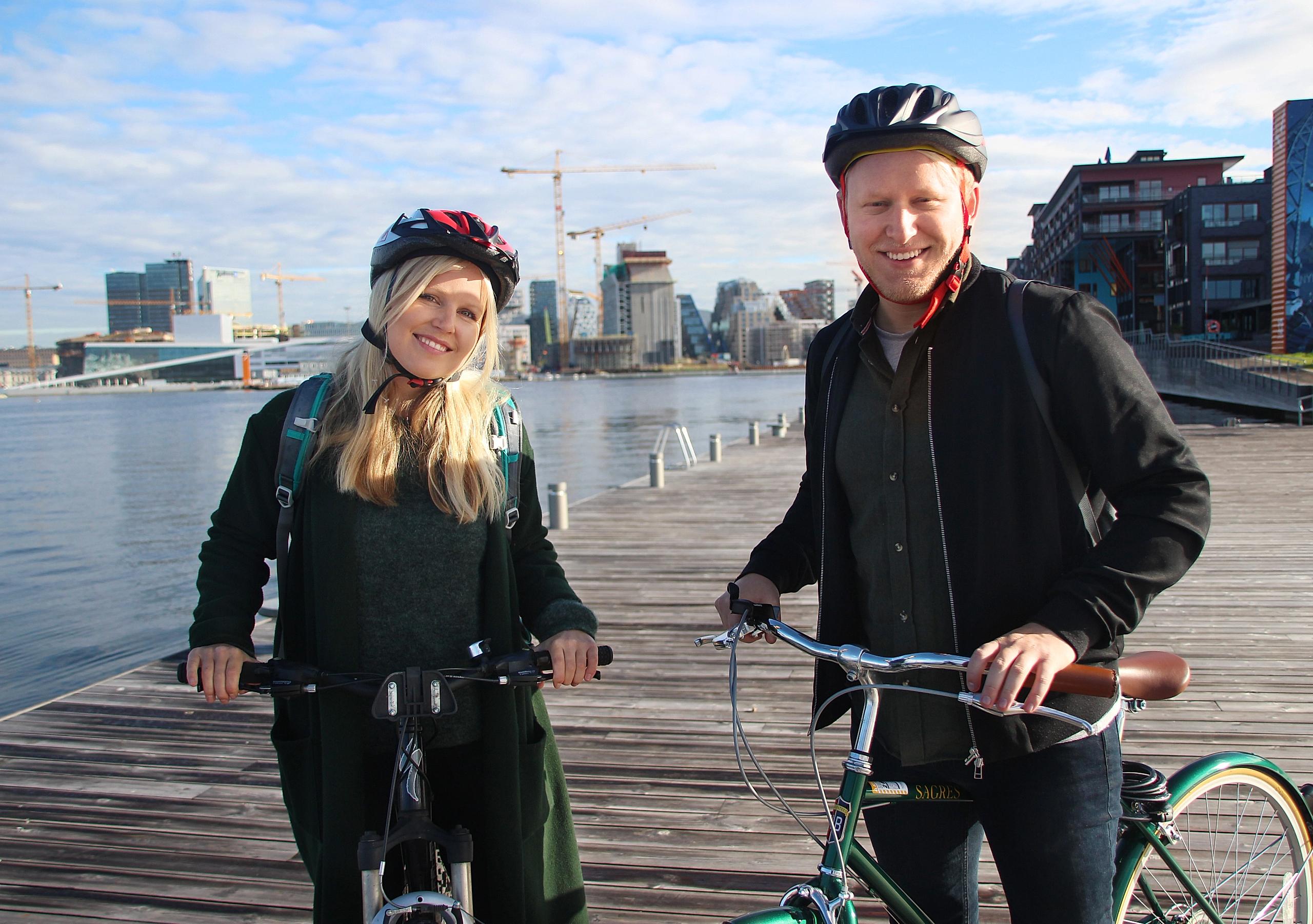 Dos personas posan para la foto a bordo de sendas bicicletas en Sørenga, Oslo (Este de Noruega).