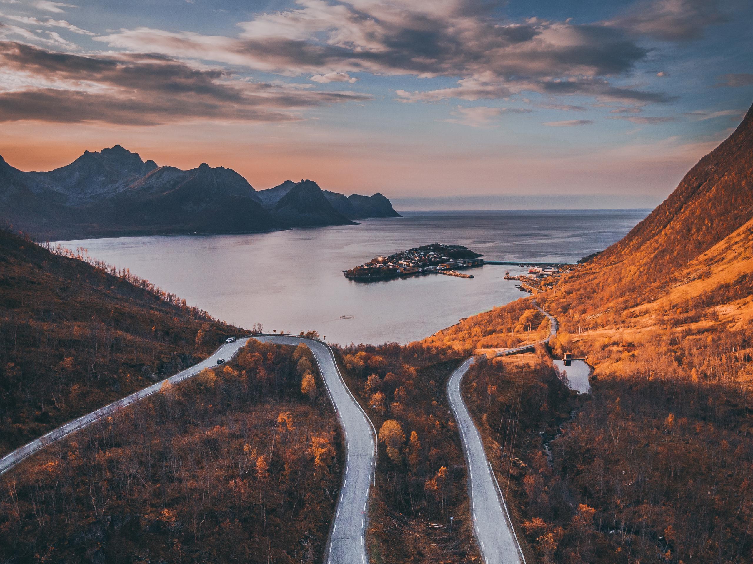 Den lille øya Husøy i Senja
