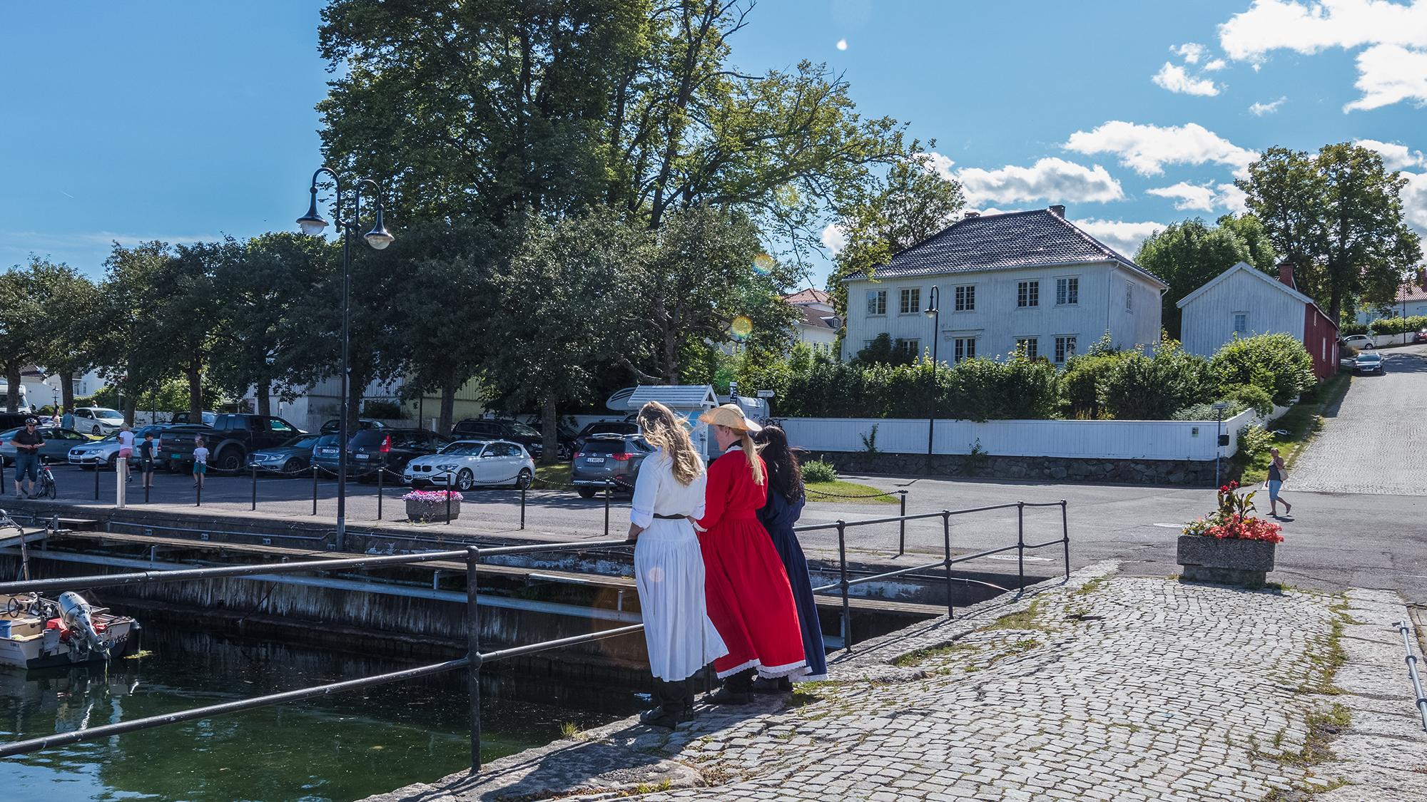 Drei Mädchen auf einer Brücke in Åsgårdstrand in Vestfold, Ostnorwegen – ein Remake von „Die Mädchen auf der Brücke“ von Edvard Munch