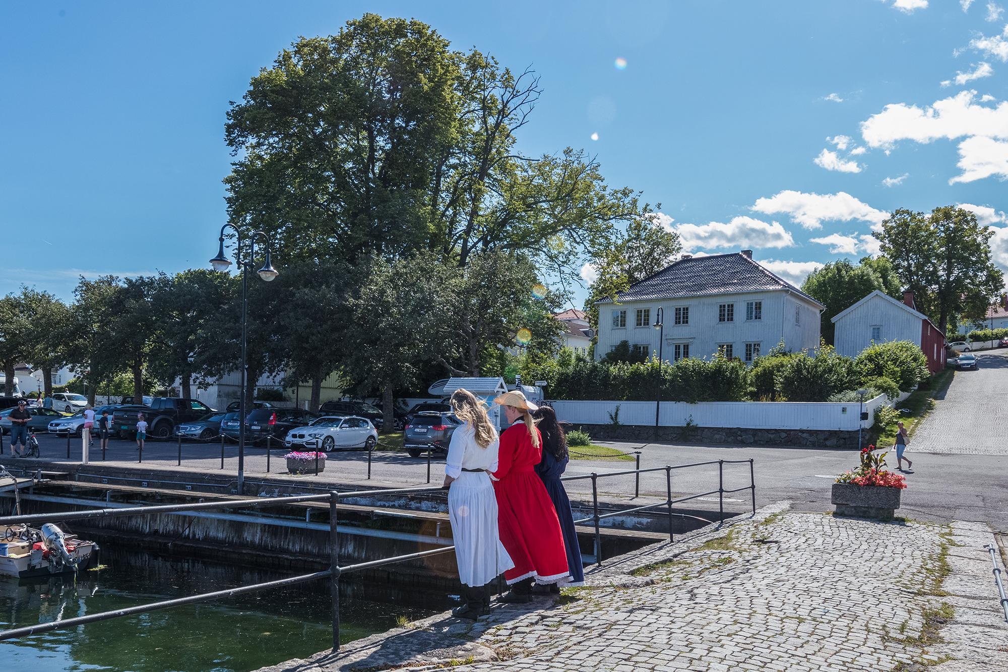 Drei Mädchen auf einer Brücke in Åsgårdstrand in Vestfold, Ostnorwegen – ein Remake von „Die Mädchen auf der Brücke“ von Edvard Munch