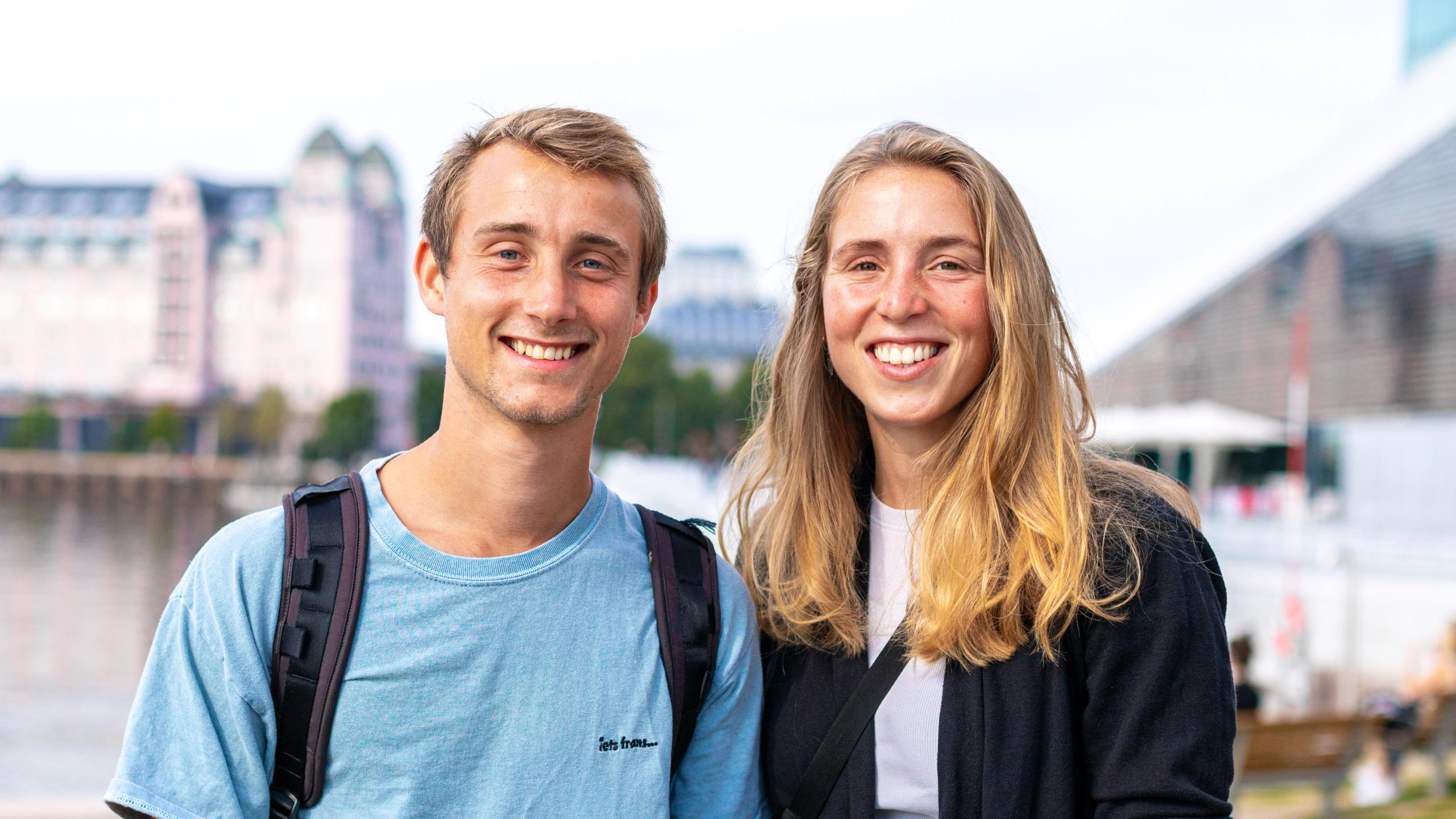 A young couple in front The Oslo Opera House