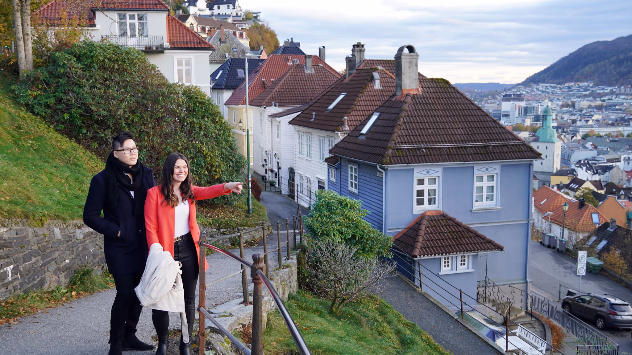 Two people strolling around in Bergen during autumn