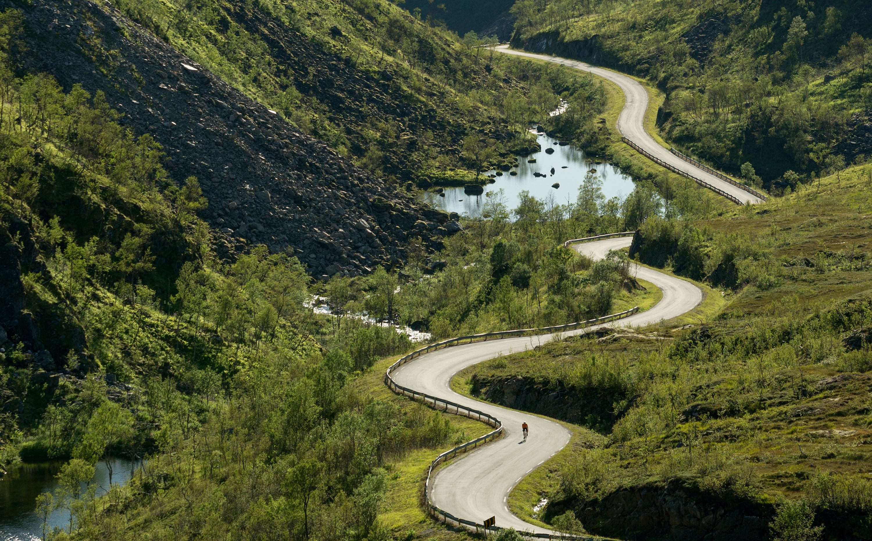 En person som cyklar genom Kaperskaret på Senja i norra Norge