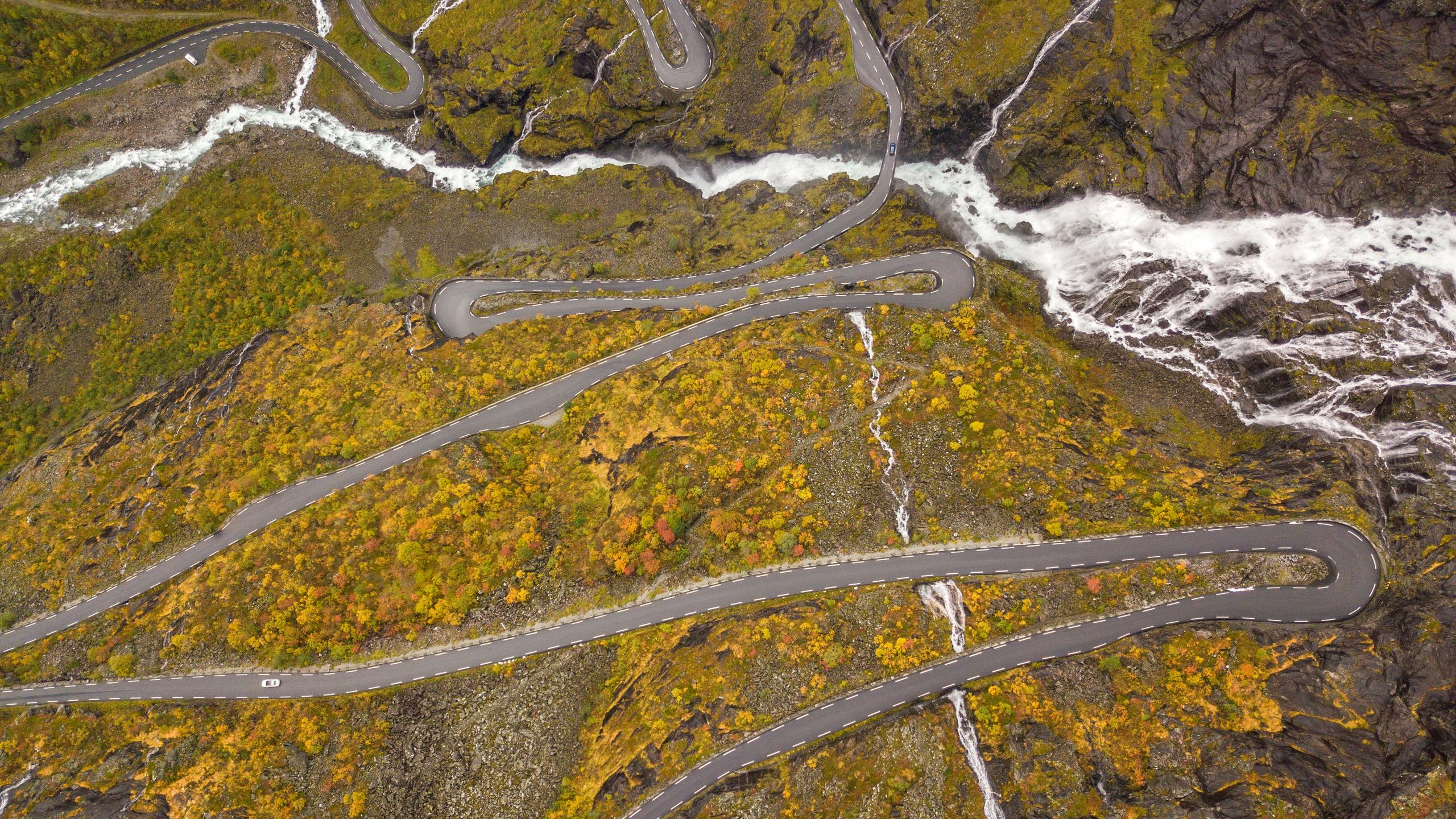 Dronefoto av Trollstigen i Åndalsnes, med elven som renner ned fjellsiden. Nordvest på Vestlandet.