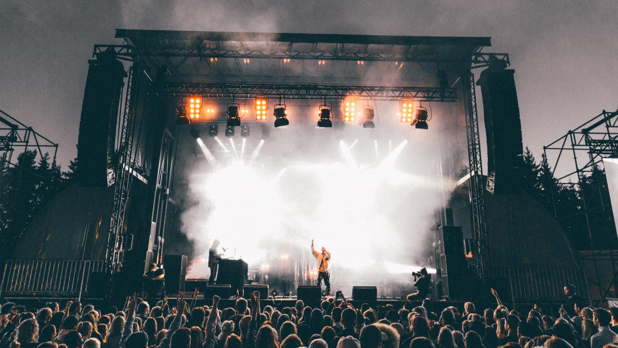 Et band spiller foran et stort publikum på Granittrock i Oslo