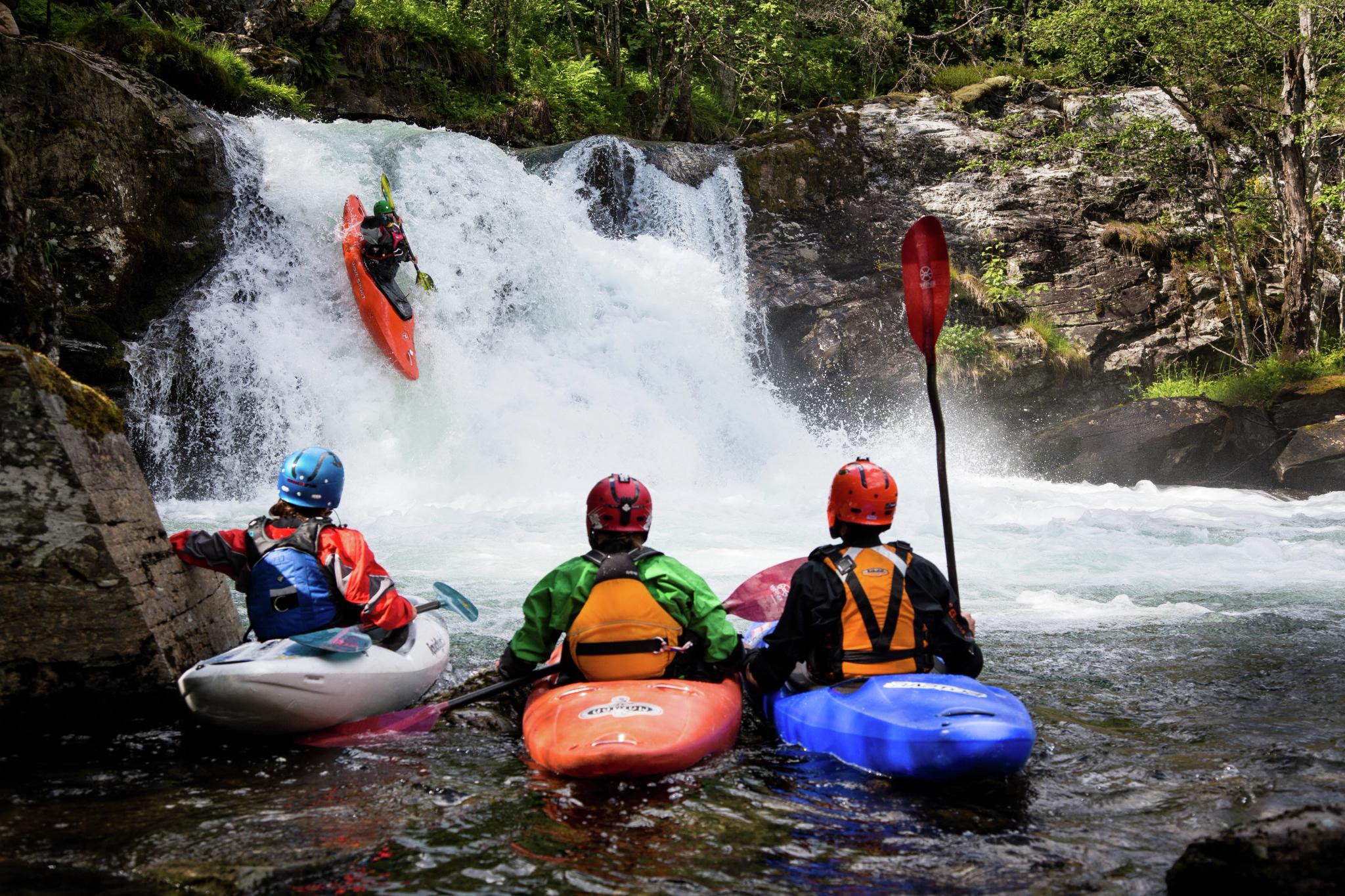 Trois kayakistes au festival des sports extrêmes Ekstremsportsveko, à Voss