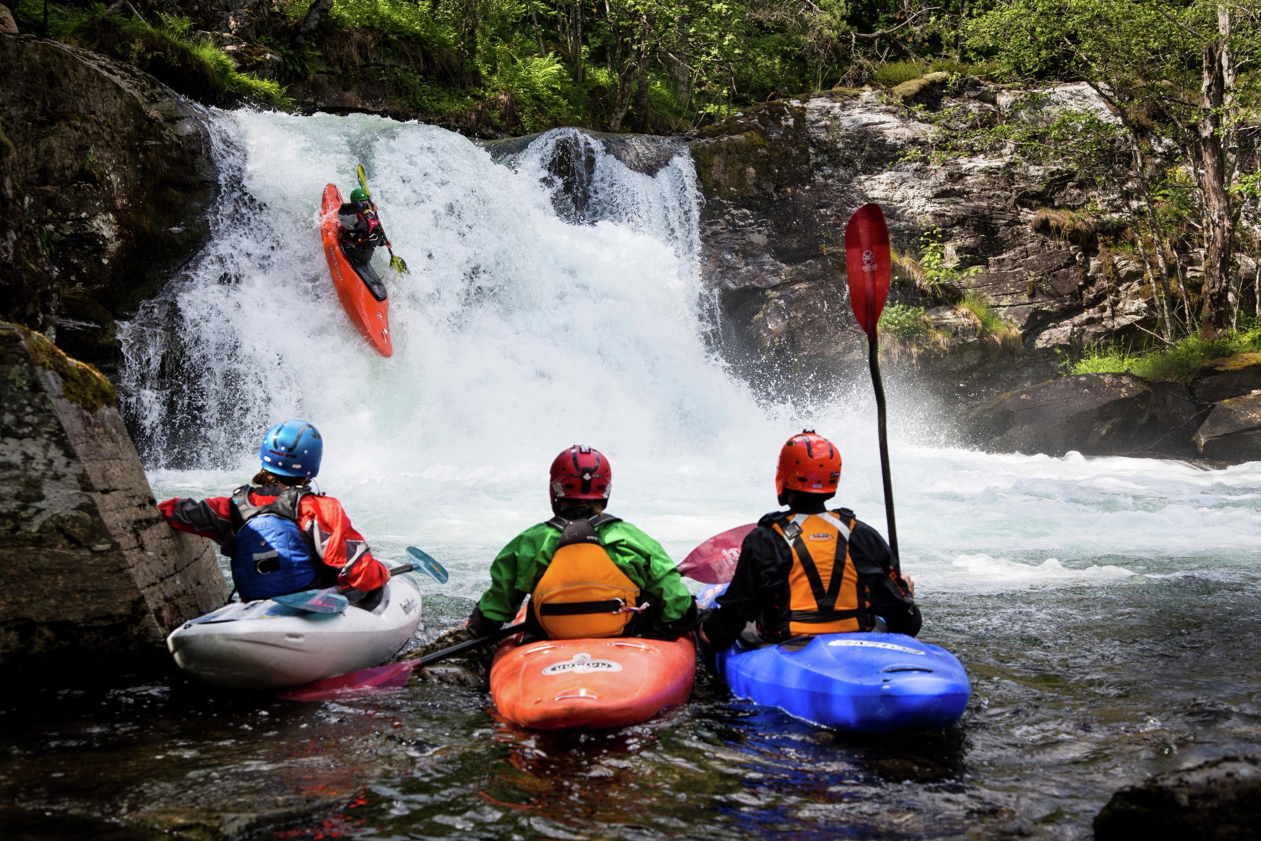 Trois kayakistes au festival des sports extrêmes Ekstremsportsveko, à Voss