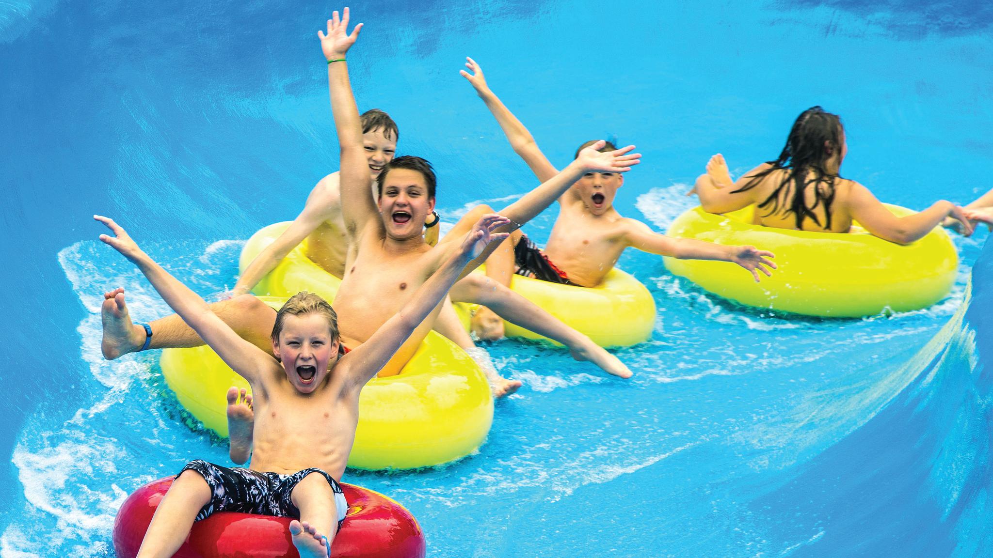 Un grupo de niños se lo pasa en grande deslizándose por uno de los toboganes del parque acuático Tropicana, en Gol, Hallingdal, Este de Noruega.