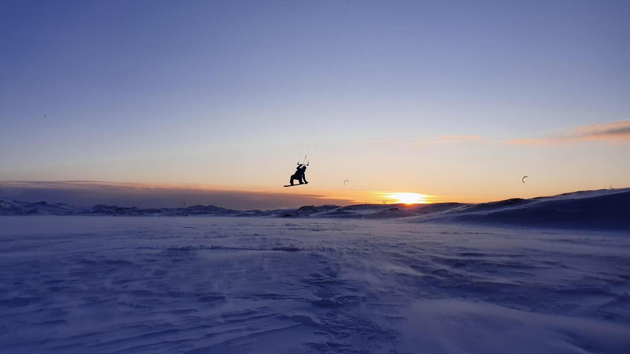 Mennesker kiter på snøen på Bergsjøstølen i Ål i Hallingdal på Østlandet