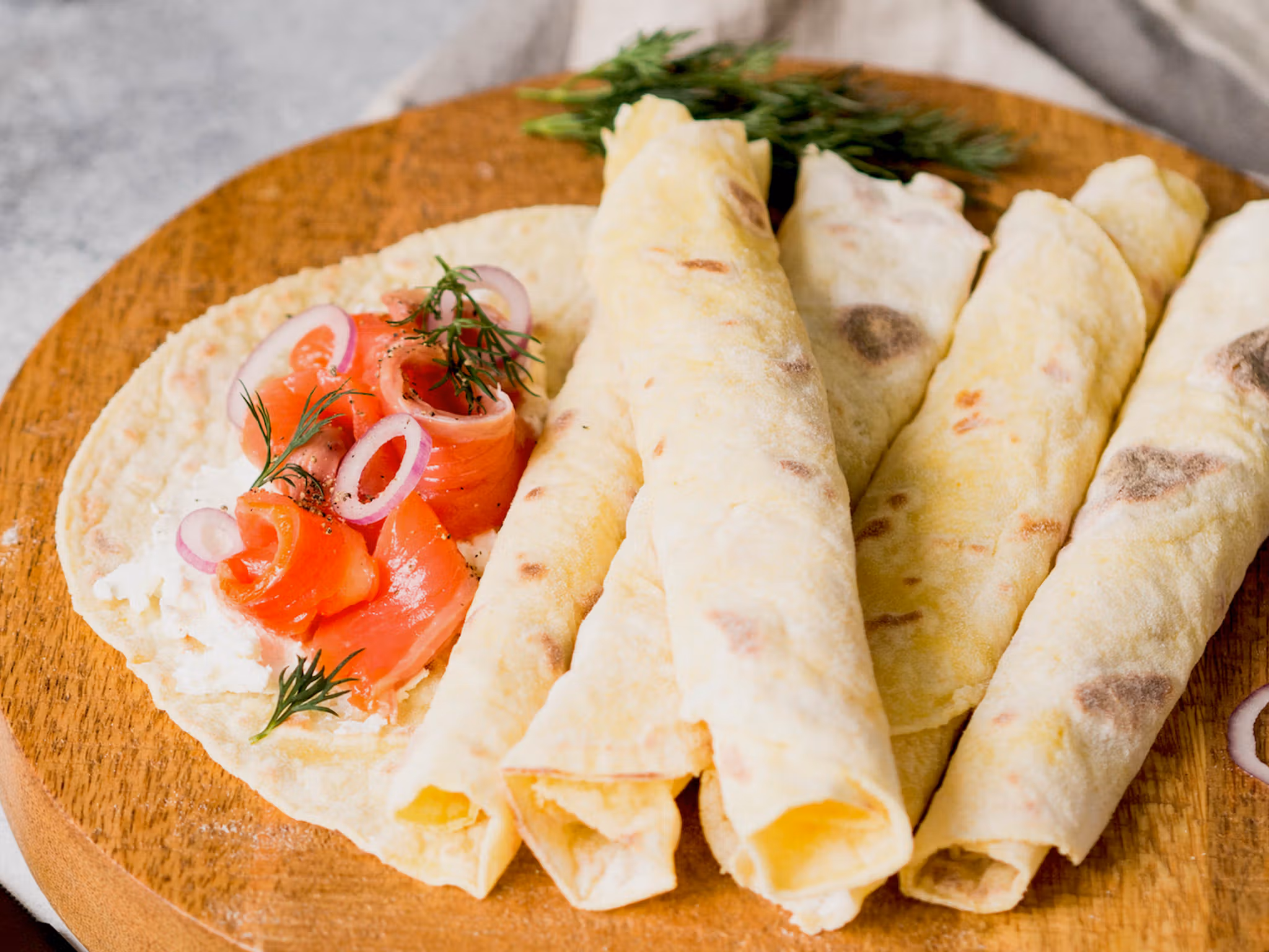 Lefse served with tomatosalad