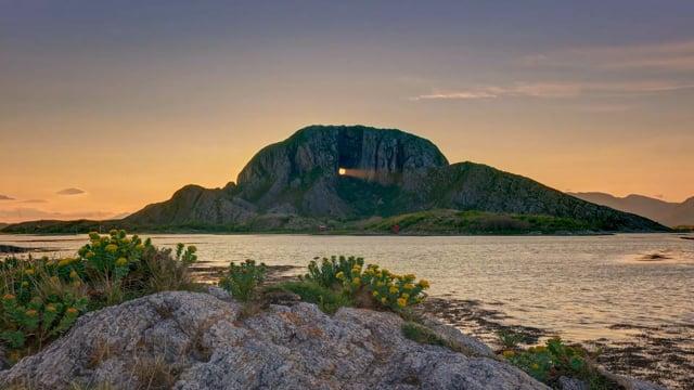 Timelapse av solen som skinner gjennom hullet i Torghatten på Helgelandskysten i Nord-Norge