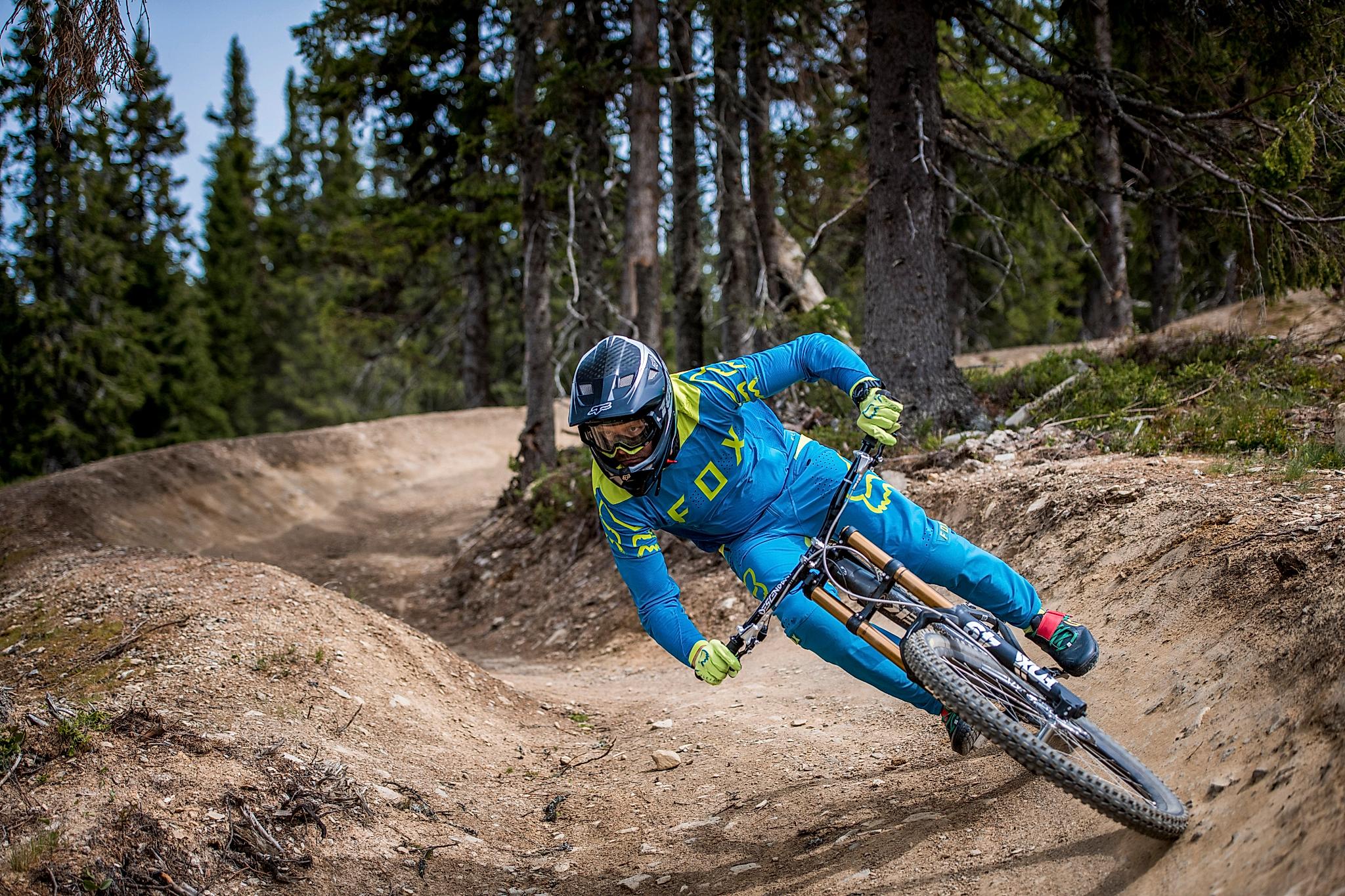 Vététiste au bike park de Hafjell, en Norvège de l'Est