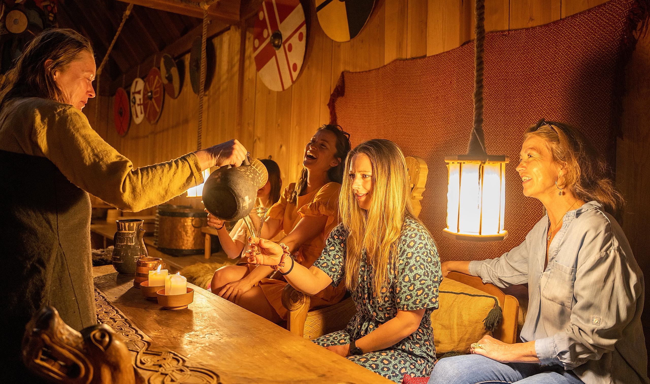 En gruppe mennesker besøker Midgard Vikingsenter i Borre, Vestfold