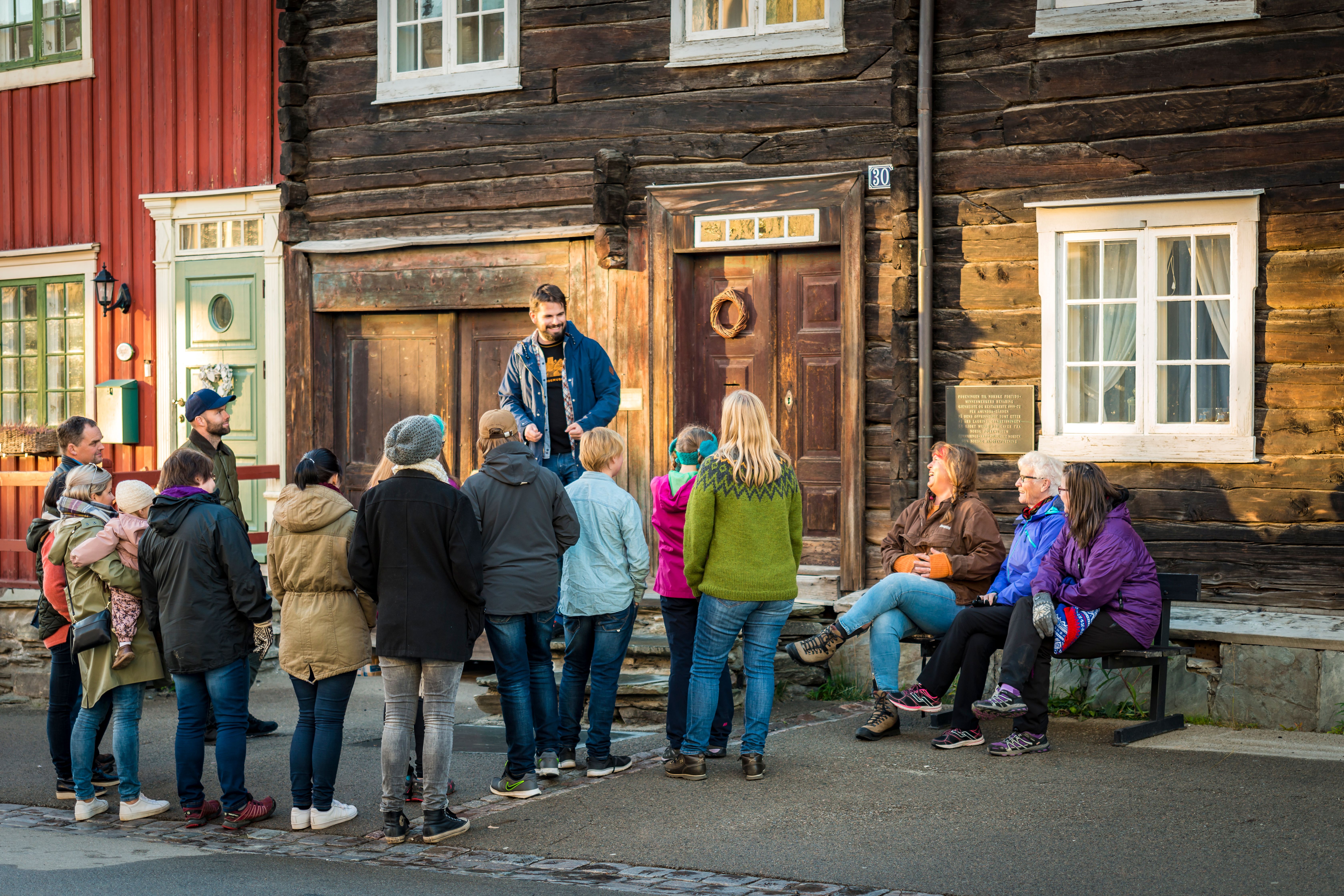 Un gruppo di persone si prepara a seguire un tour guidato a Røros, Trøndelag