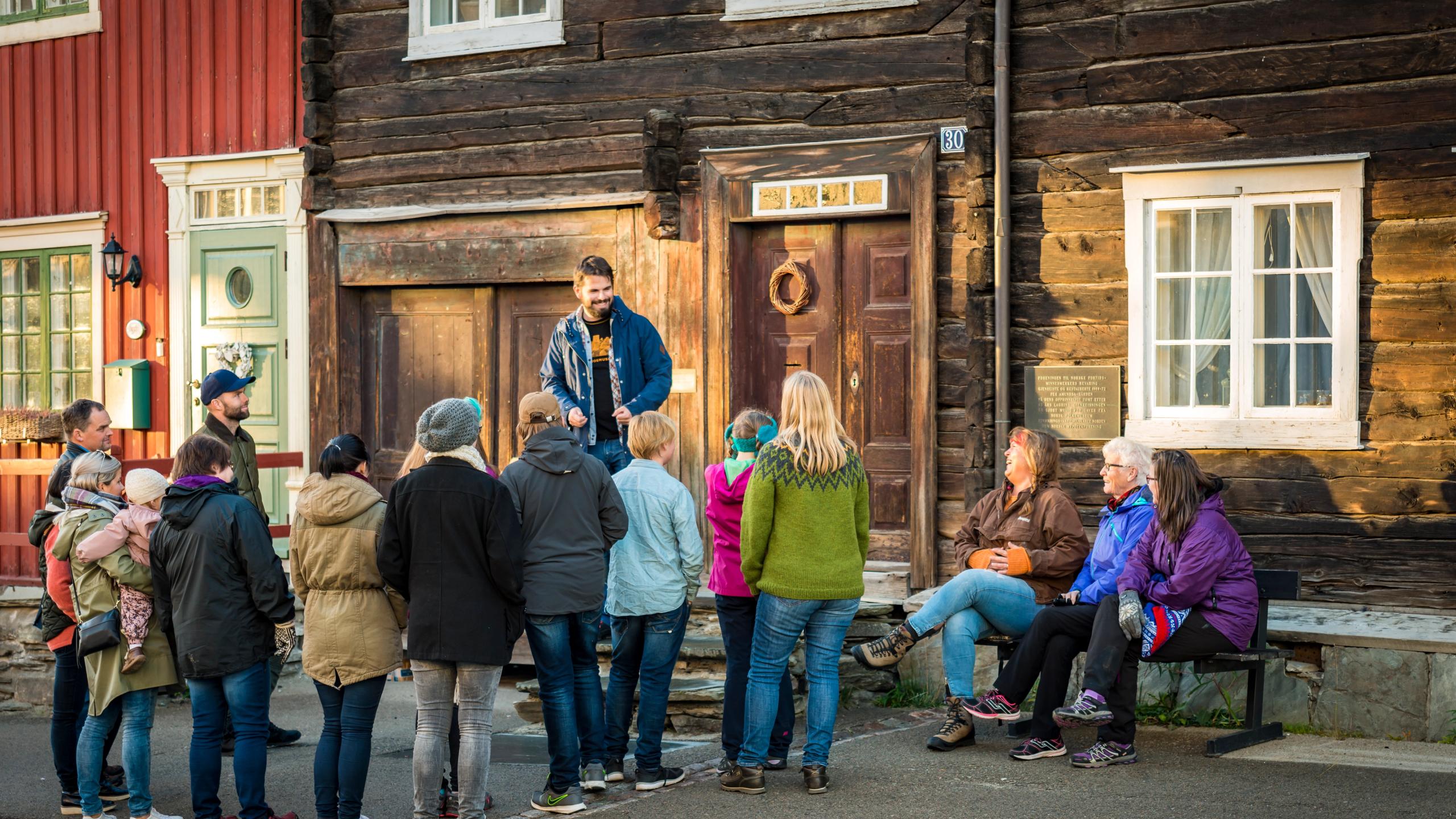 Un grupo de personas se preparan para salir de visita guiada por Røros, Trøndelag.