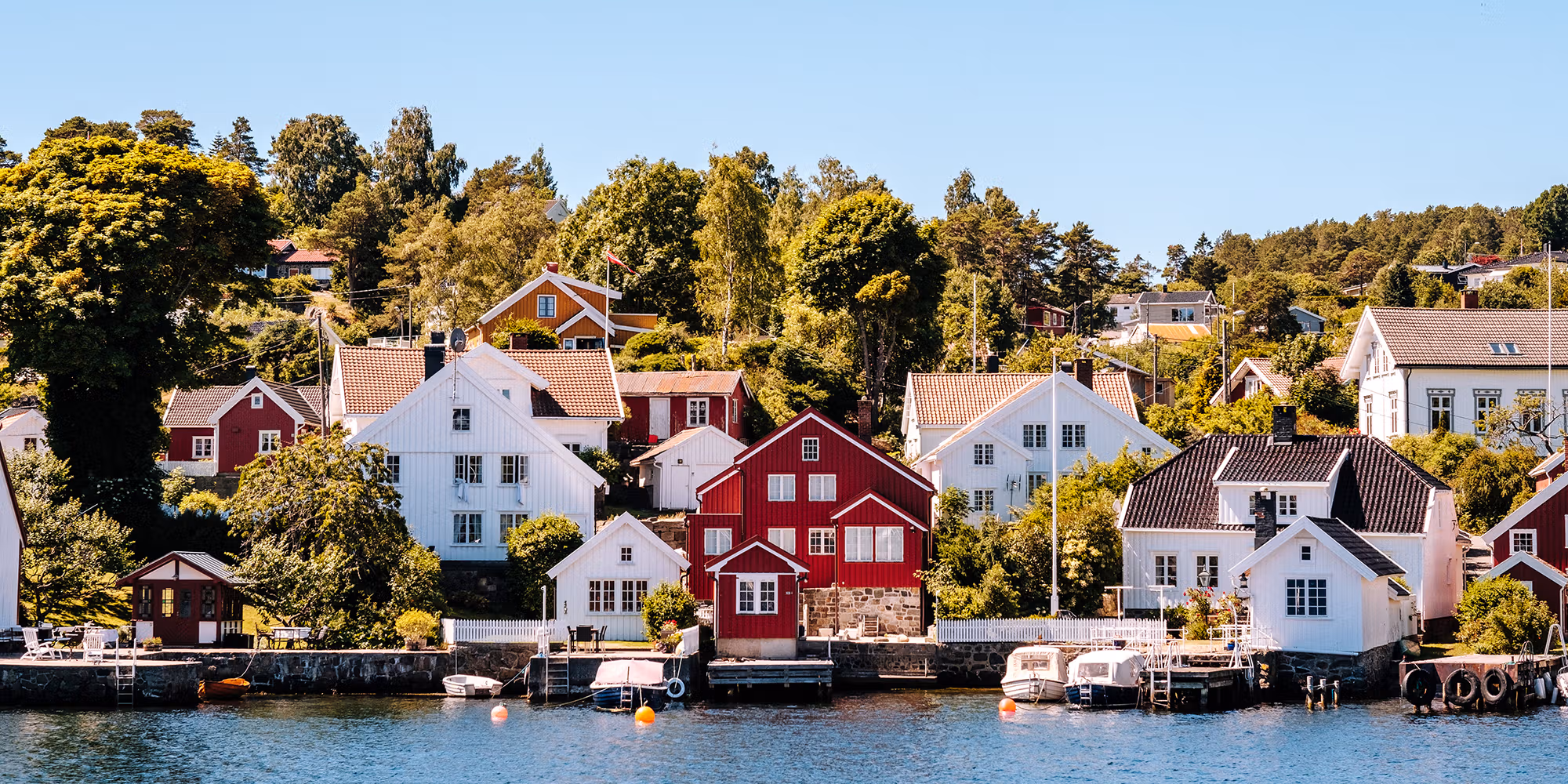 Hus vid havet i Arendel i Sørlandet (södra Norge)