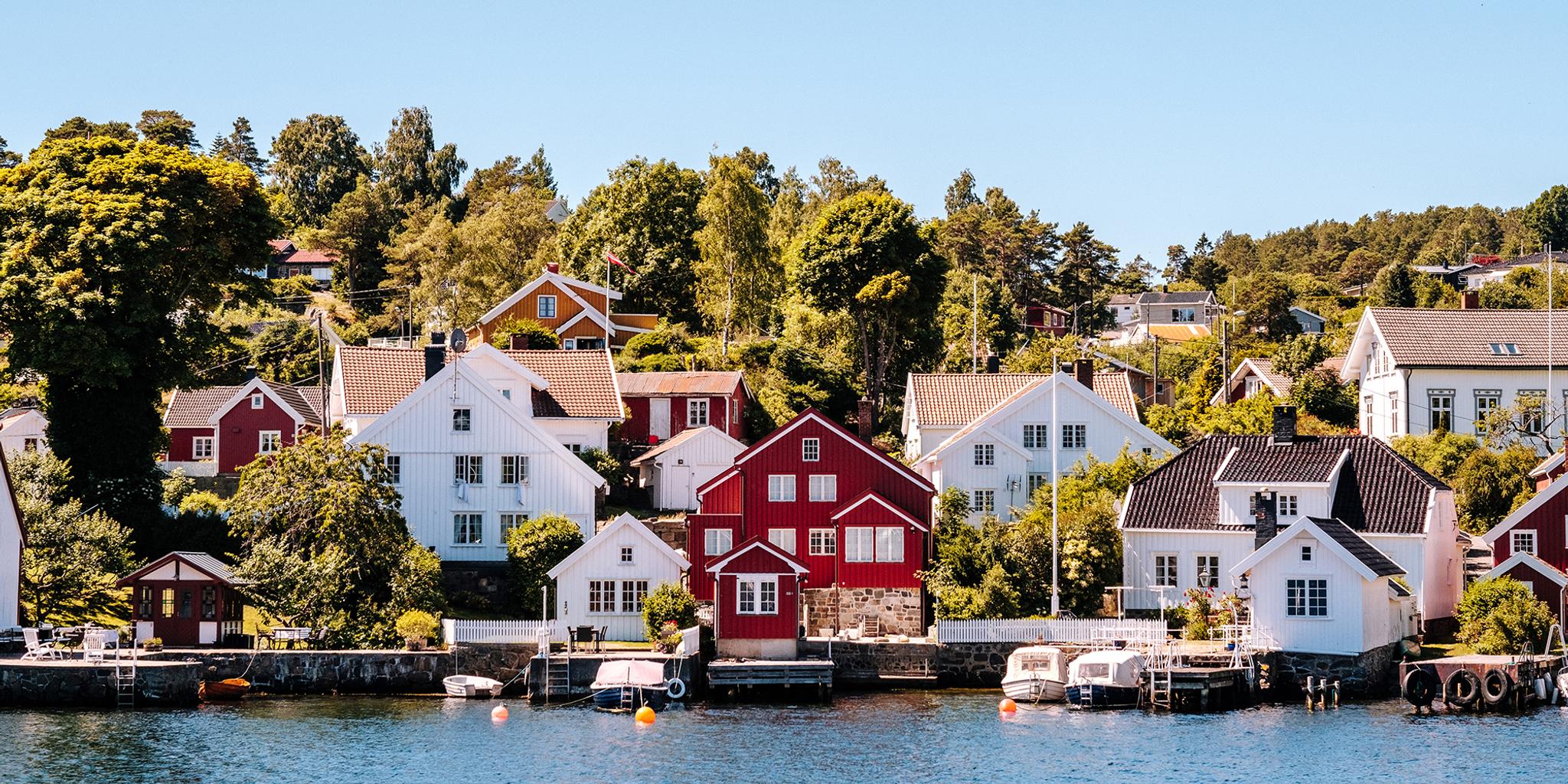 Häuser am Meer in Arendal in Südnorwegen
