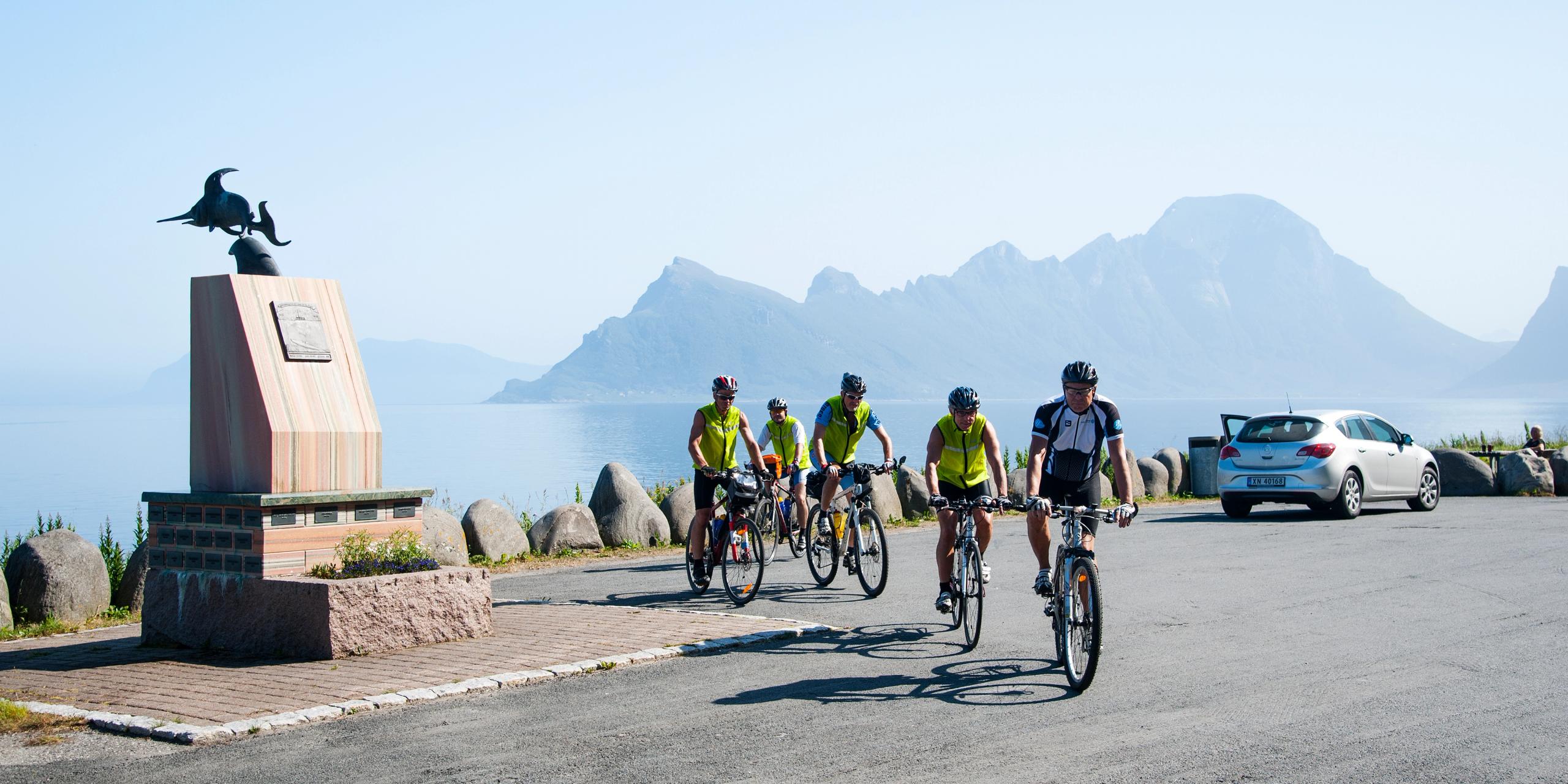 Un gruppo di ciclisti su strada sulla costa dello Helgeland nella Norvegia settentrionale