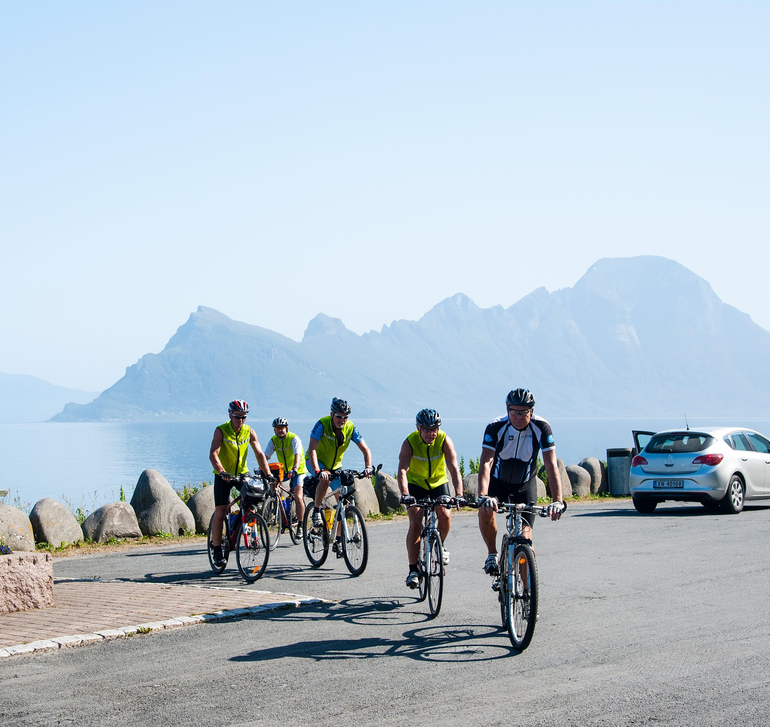 En gruppe landeveissyklister på Helgelandskysten i Nord-Norge