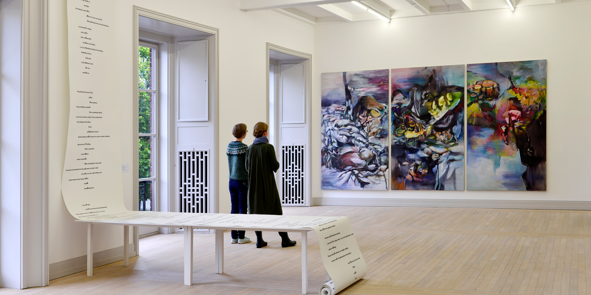 Zwei Frauen schauen auf ein Gemälde im Trondheim Kunstmuseum