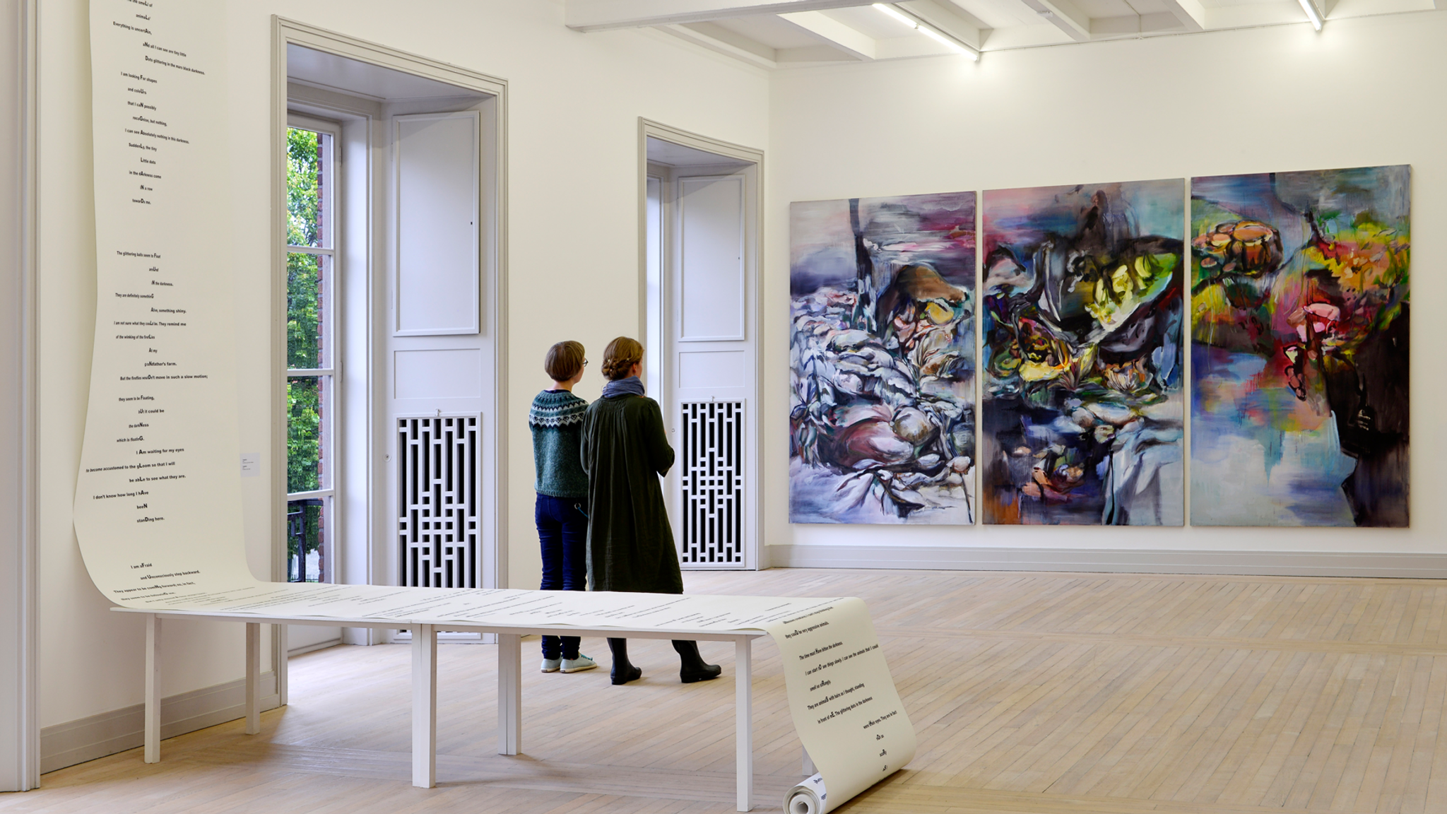Två kvinnor tittar på en målning på Trondheim Kunstmuseum i regionen Trøndelag