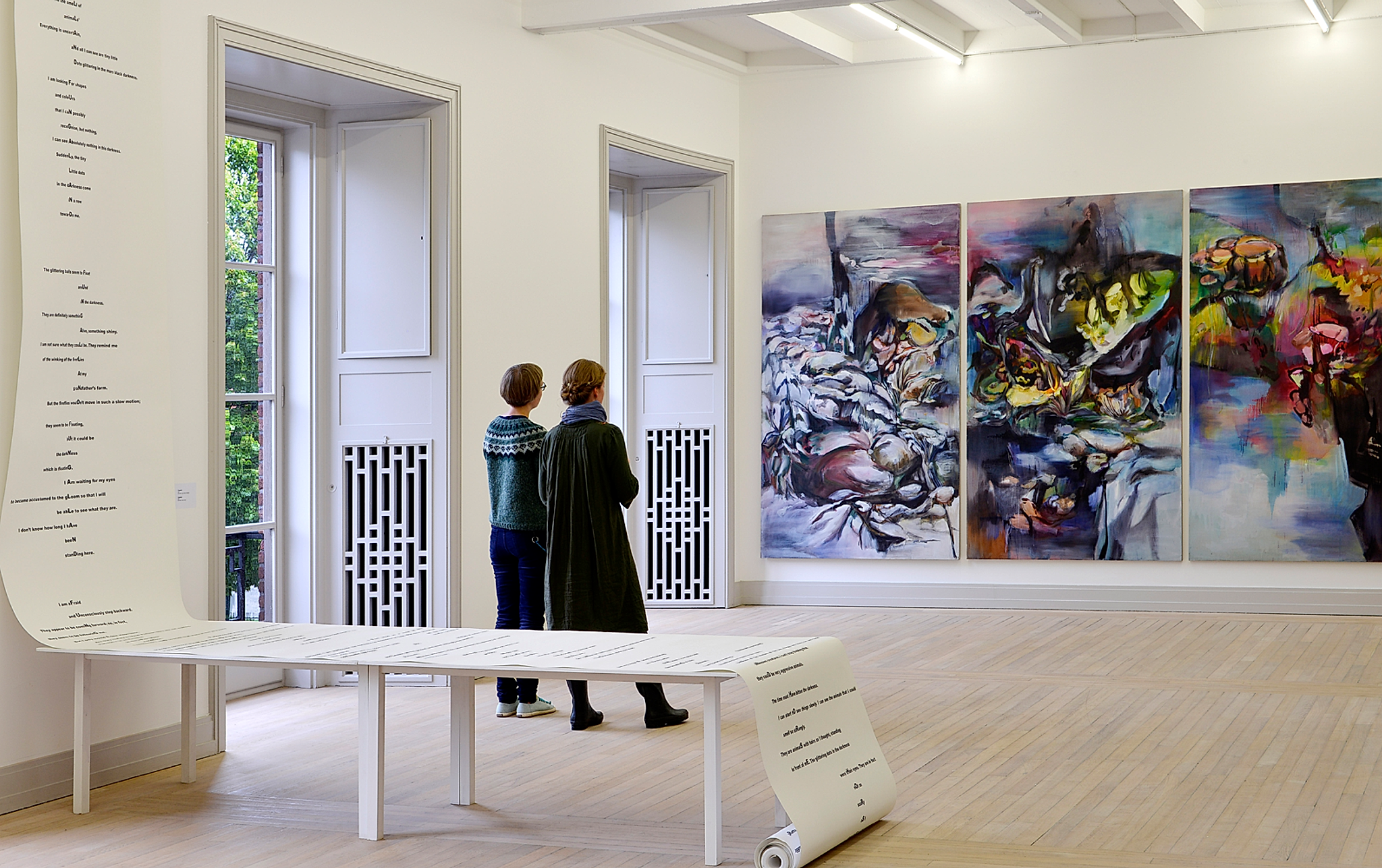 Dos personas observan un cuadro expuesto en el Museo de arte de Trondheim (Trondheim Kunstmuseum), en Trøndelag.