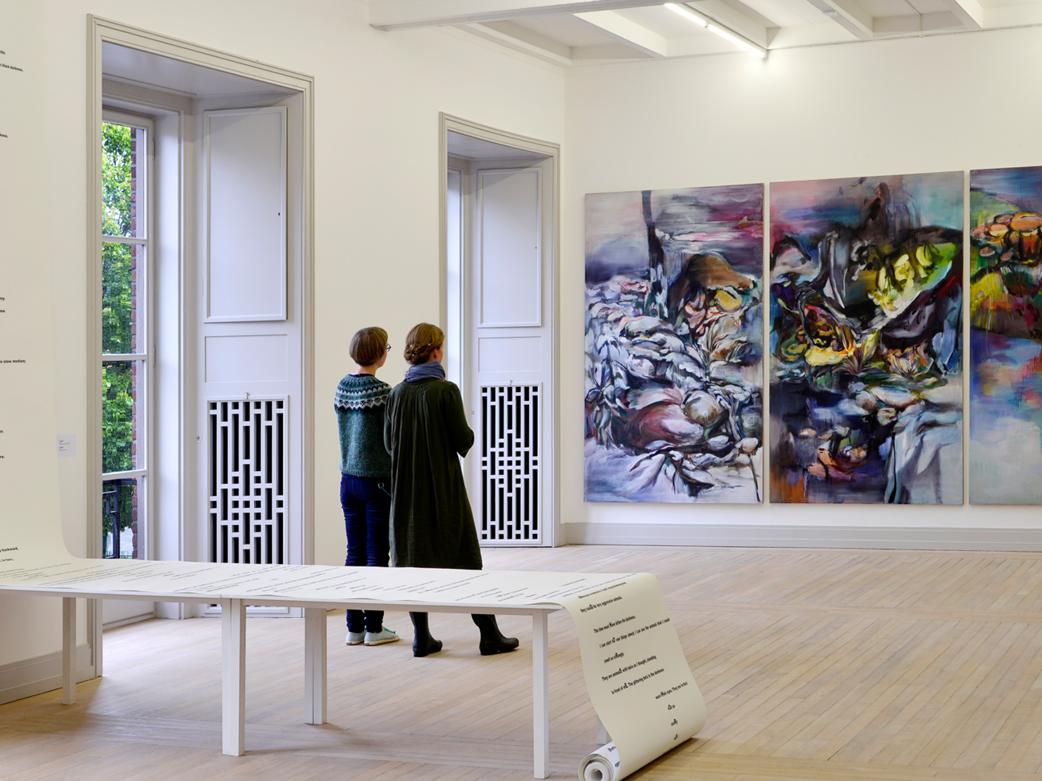 Zwei Frauen schauen auf ein Gemälde im Trondheim Kunstmuseum
