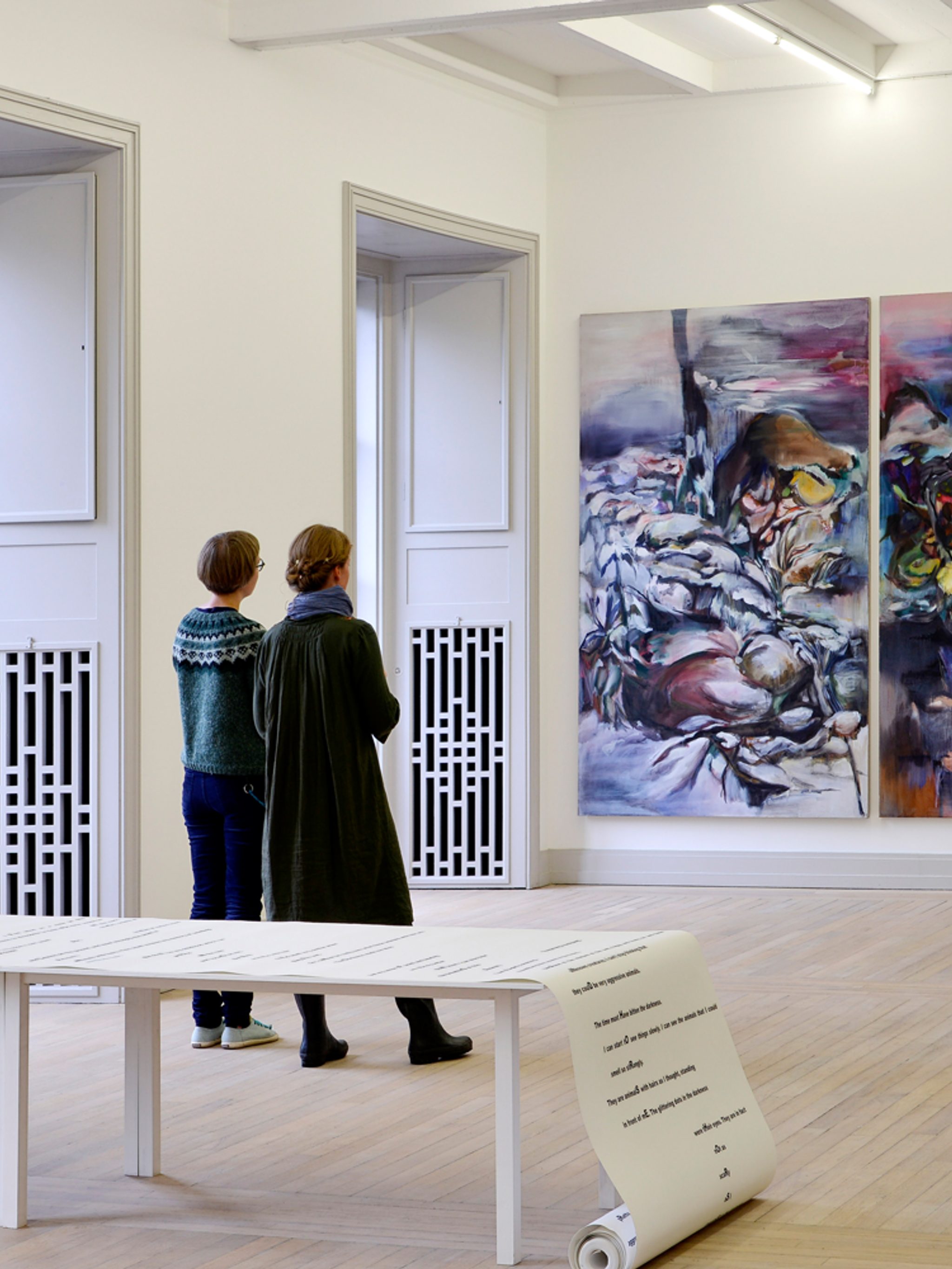 Zwei Frauen schauen auf ein Gemälde im Trondheim Kunstmuseum