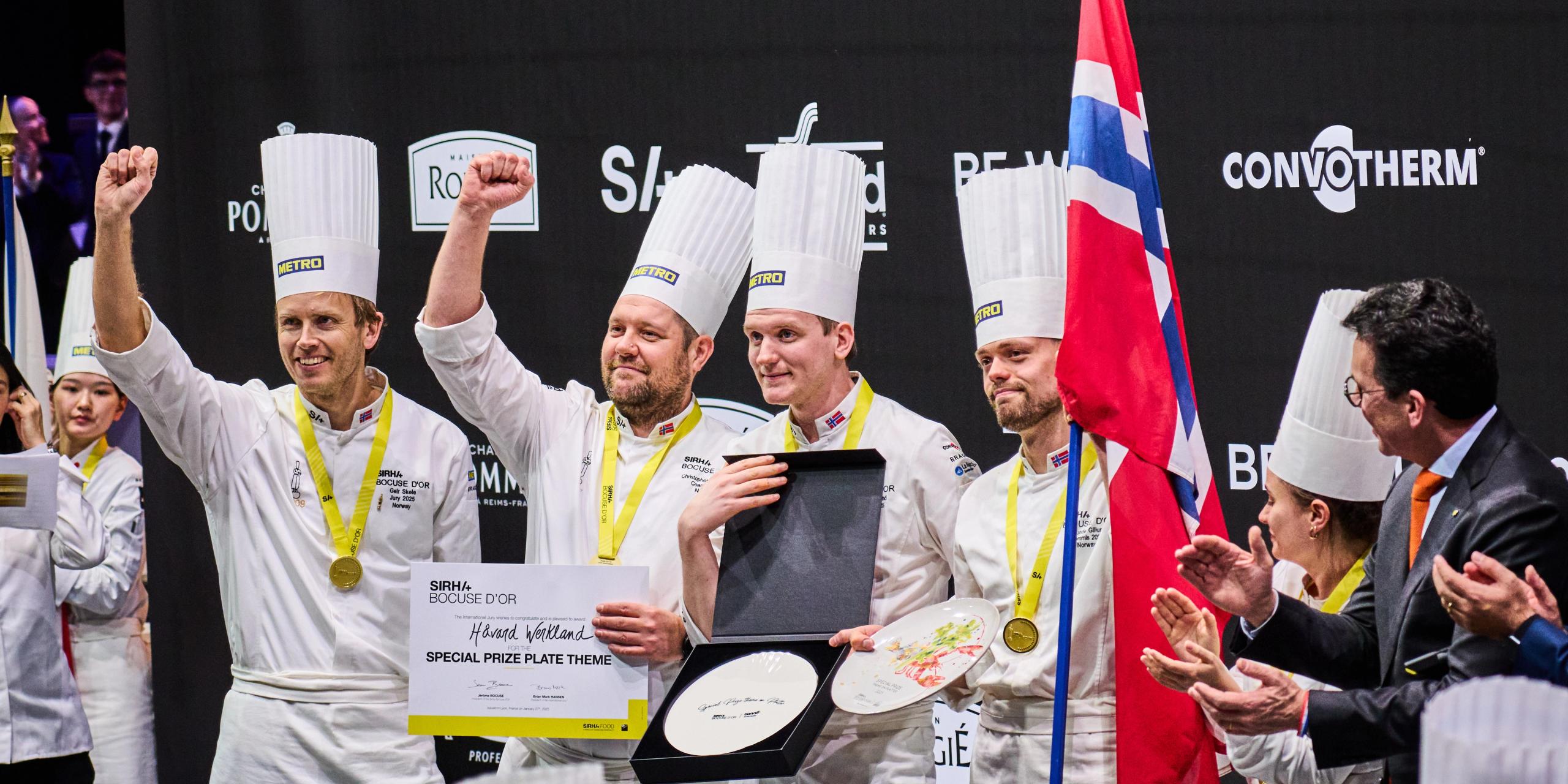 Fire men fra det norske Bocuse d'Or laget som feirer prisen deres på podiet