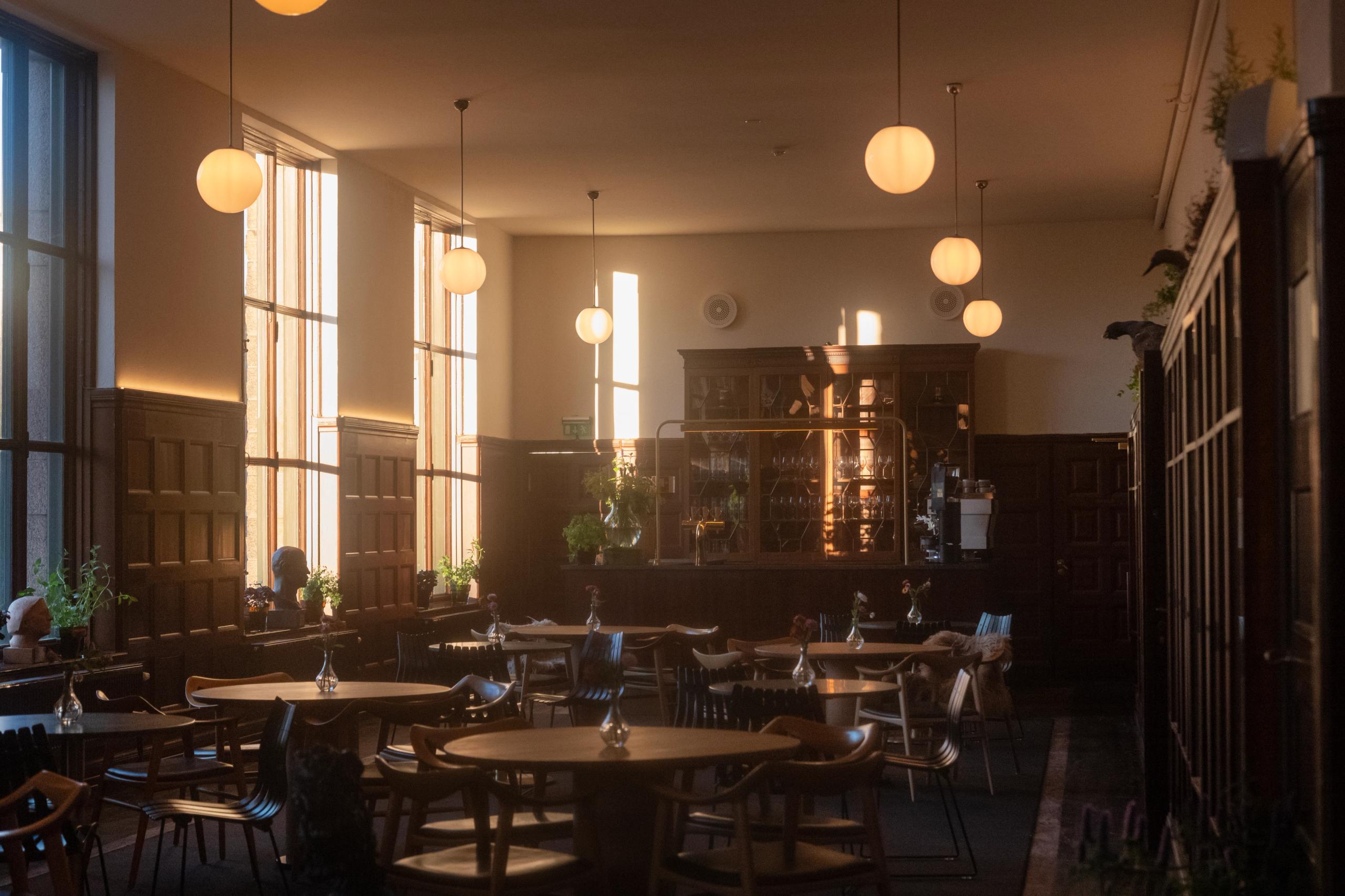 En restaurant på Nasjonalbiblioteket med mørke trepanel.