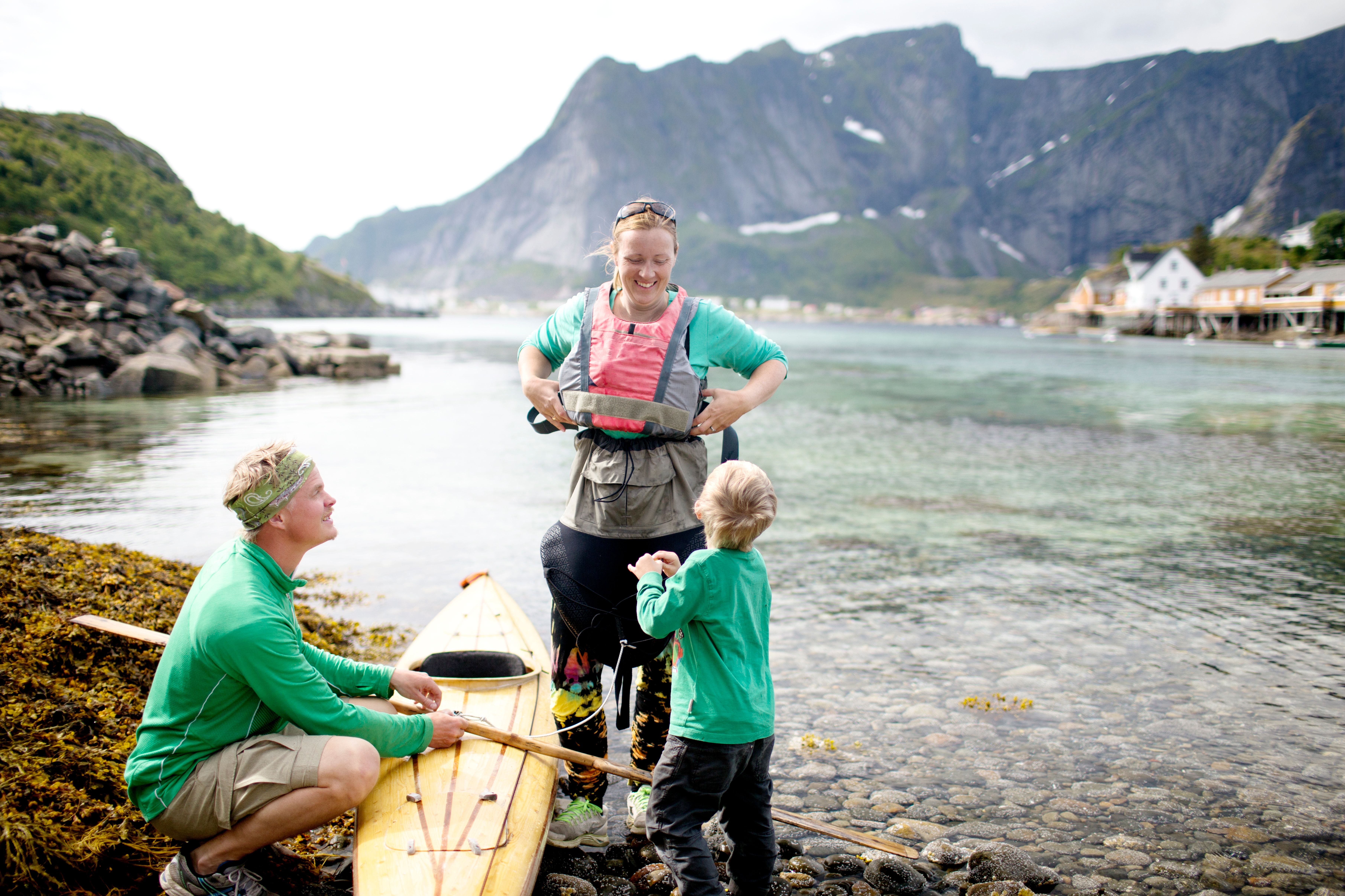 Pagayer en famille dans les Lofoten, en Norvège du Nord