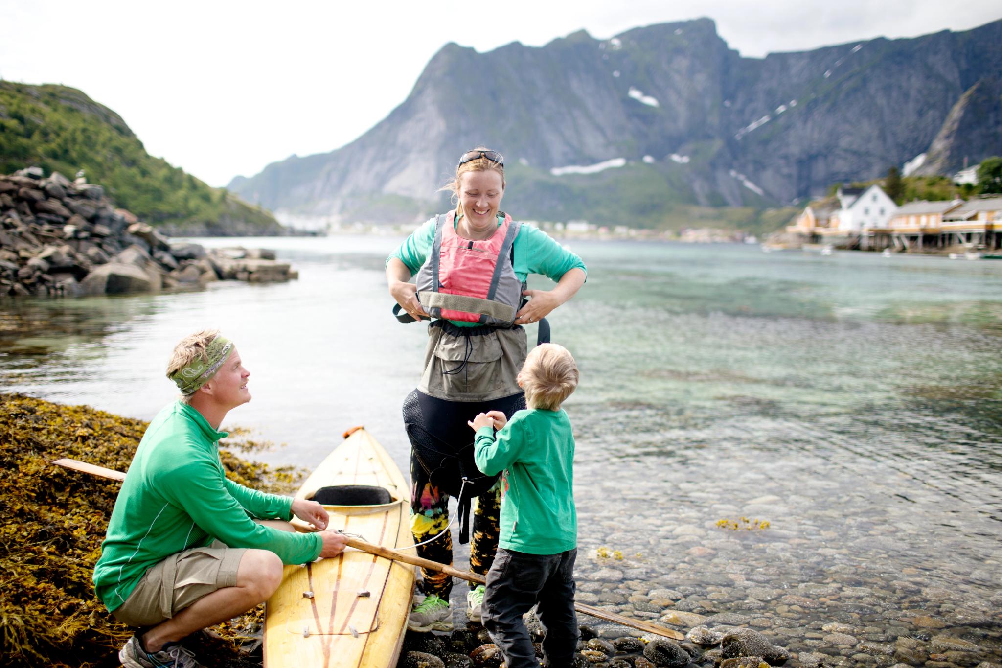 Pagayer en famille dans les Lofoten, en Norvège du Nord