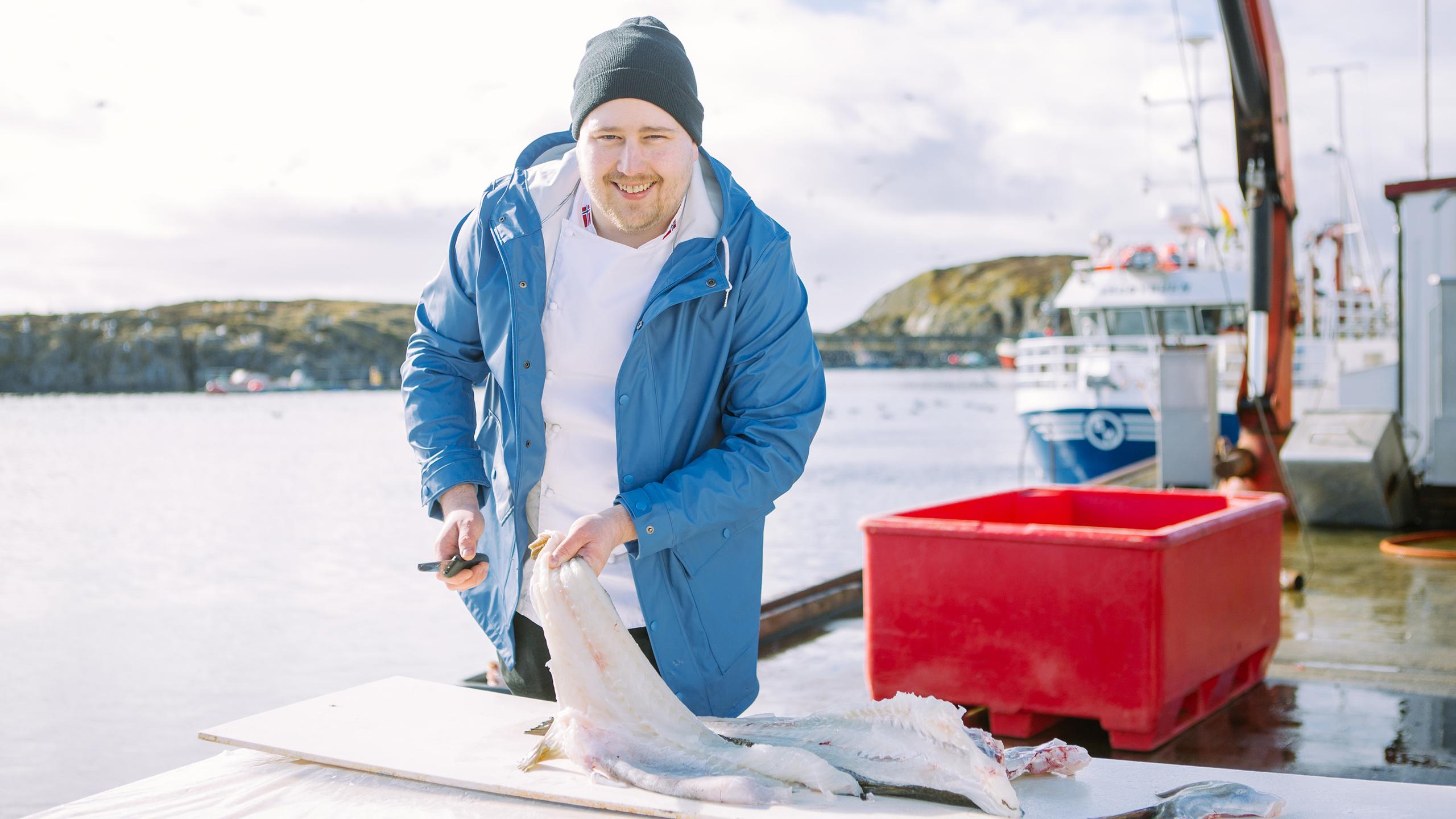 En mann med en nylig fanget skrei på Skreifestivalen i Rørvik