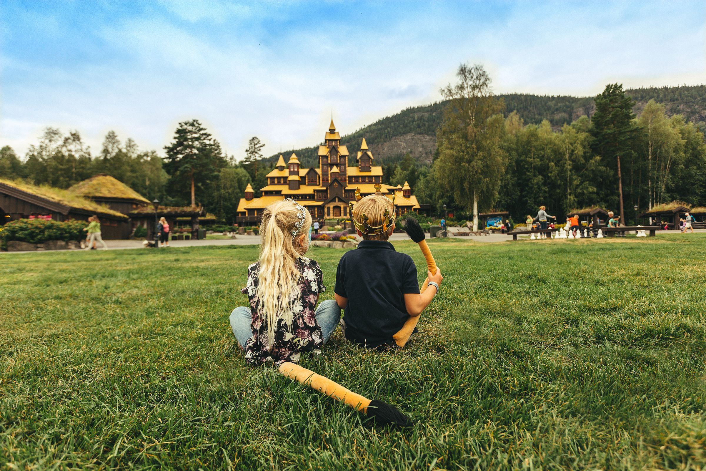 To barn på Hunderfossen Familiepark