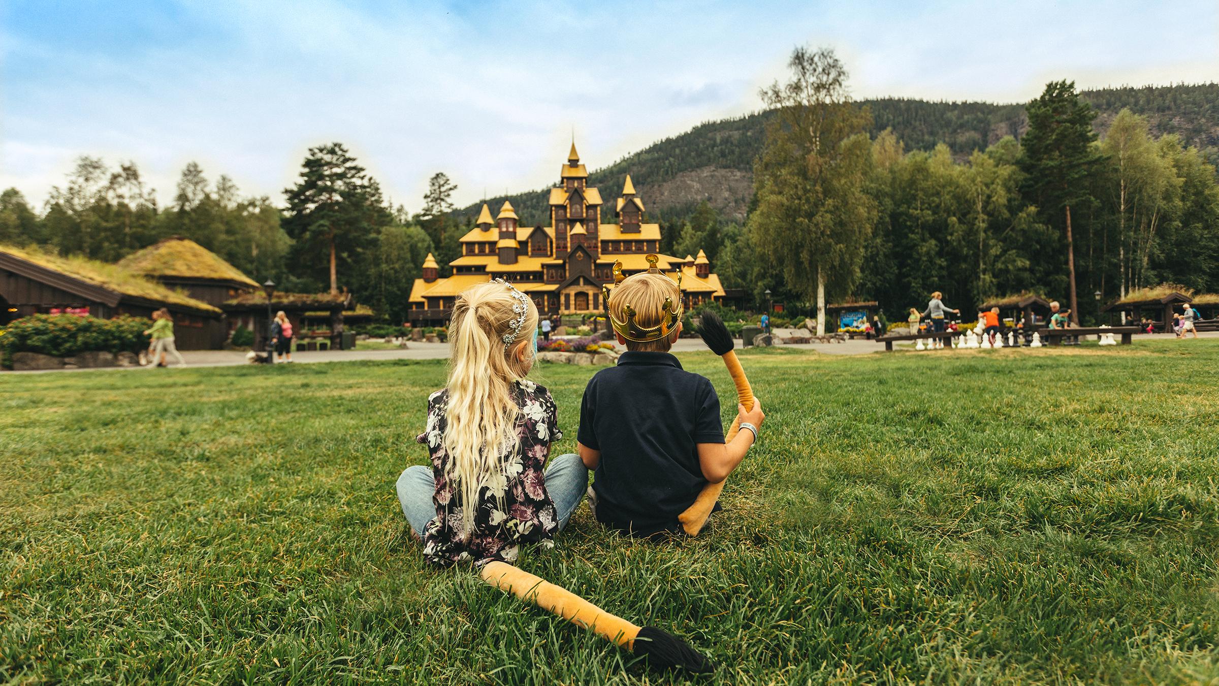 Two children at the Hunderfossen family park