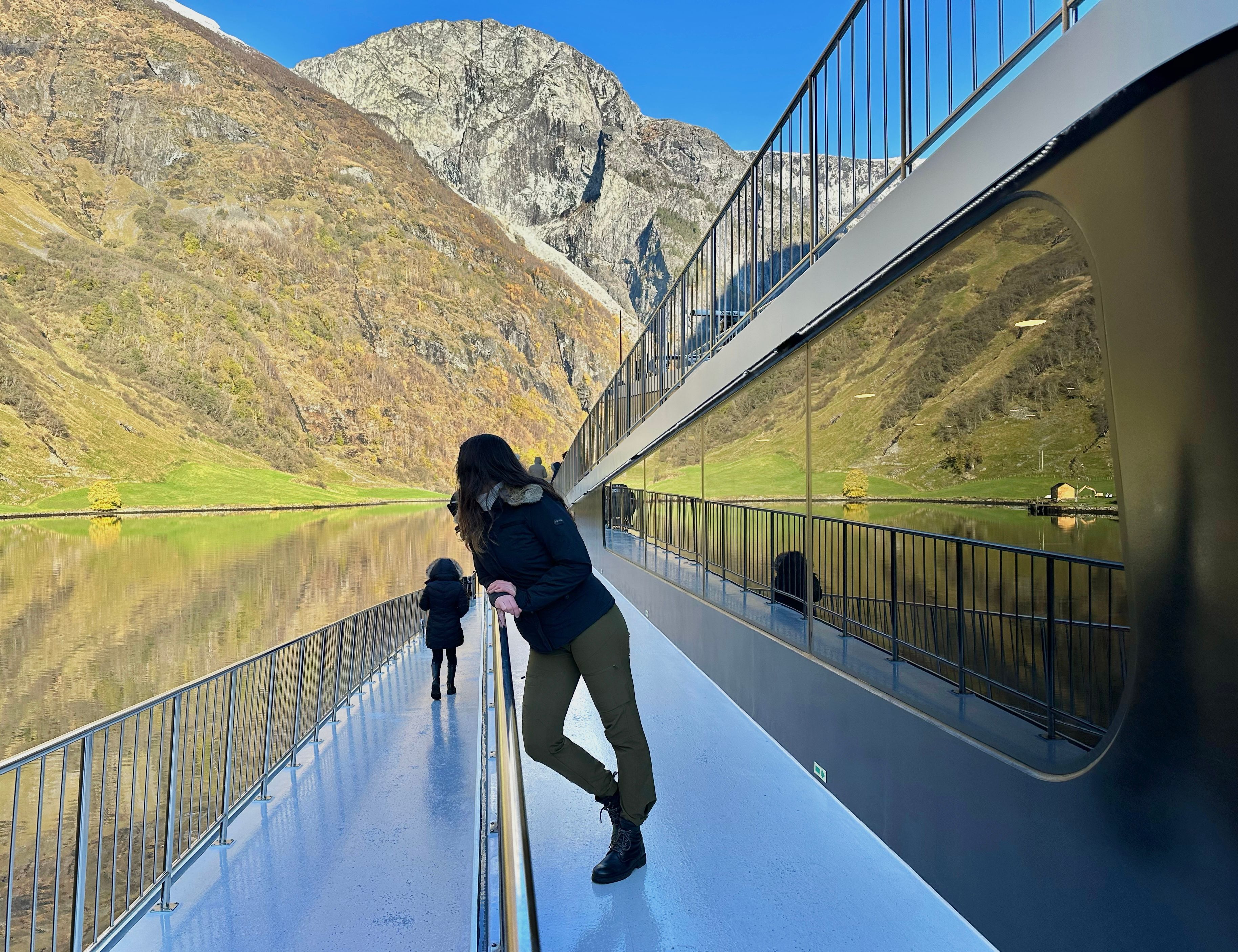 Kvinne på et cruise i Nærøyfjorden