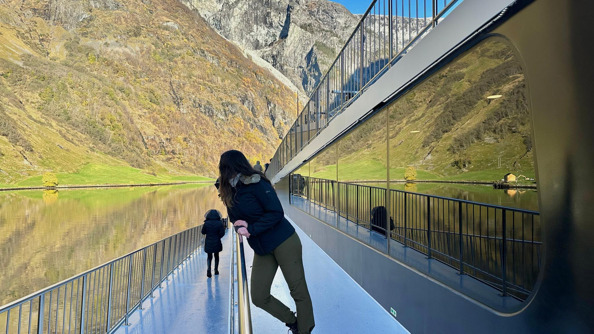 Kvinne på et cruise i Nærøyfjorden