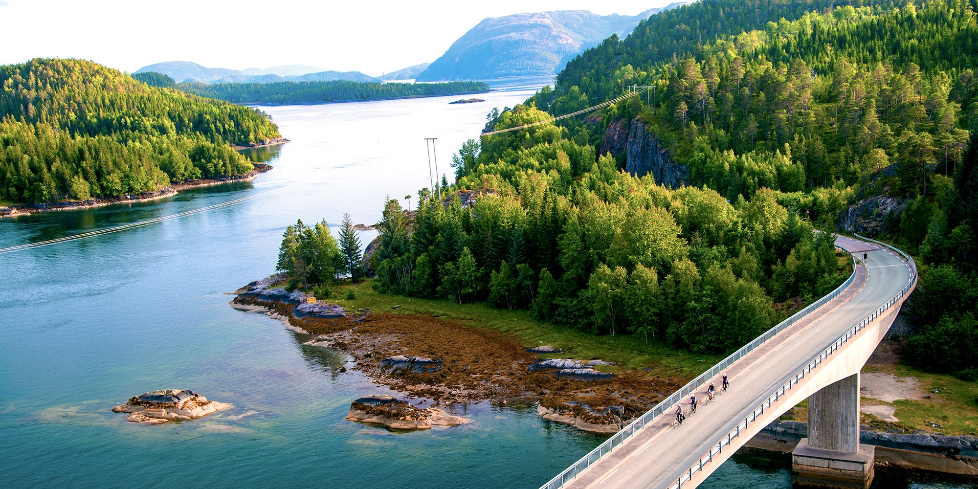 Syklister krysser en bru på Namdalskysten i Trøndelag