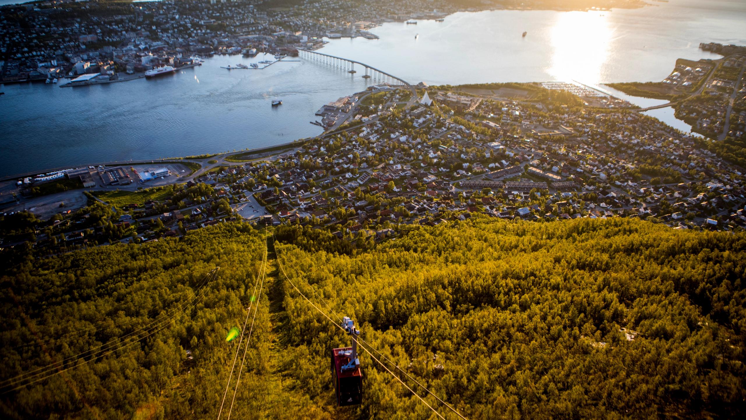 Fjellheisen gondol og utsikt over Tromsø og fjorden på sommerstid