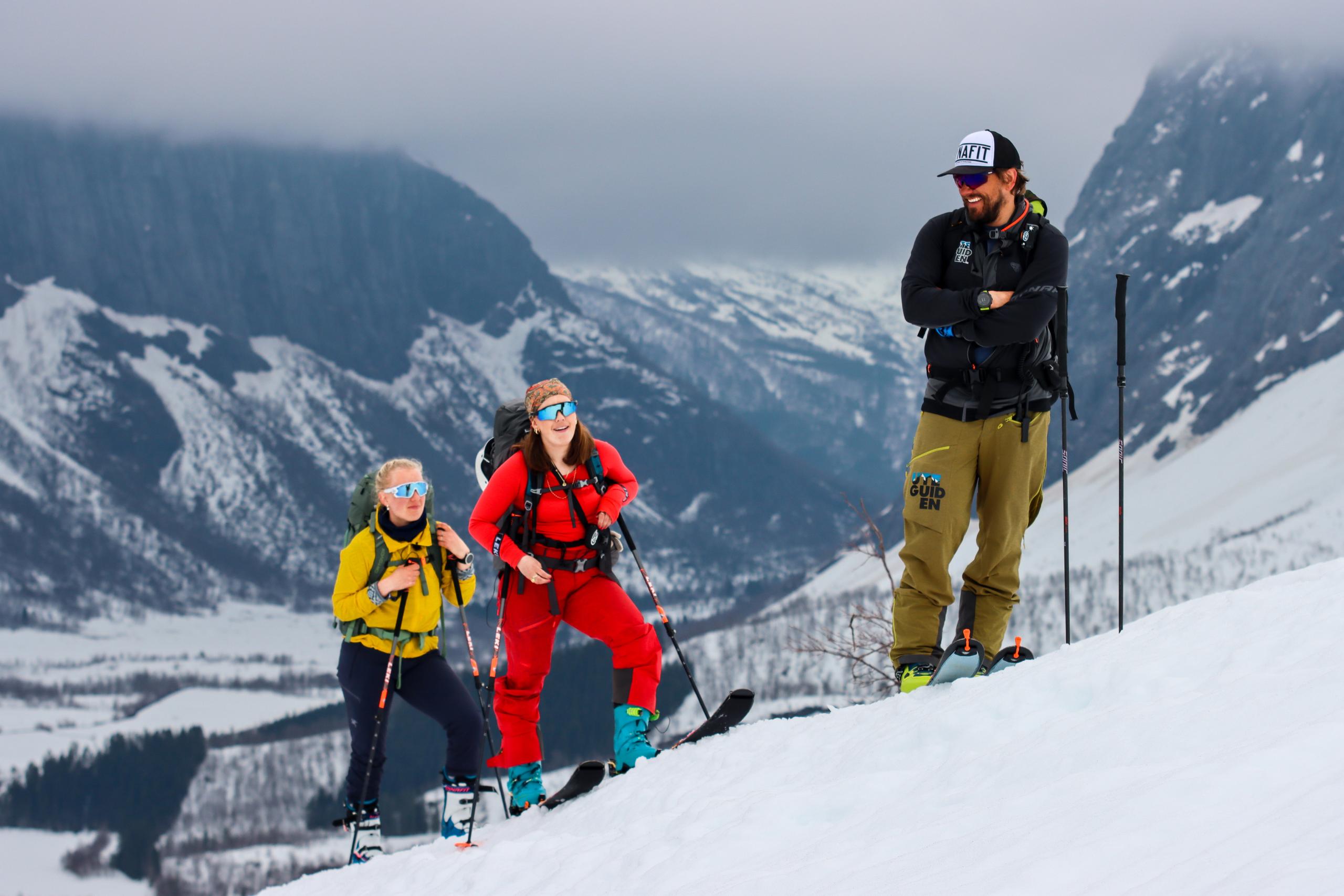 To personer og en guide på topptur på Sunnmøre, Vestlandet, Norge.