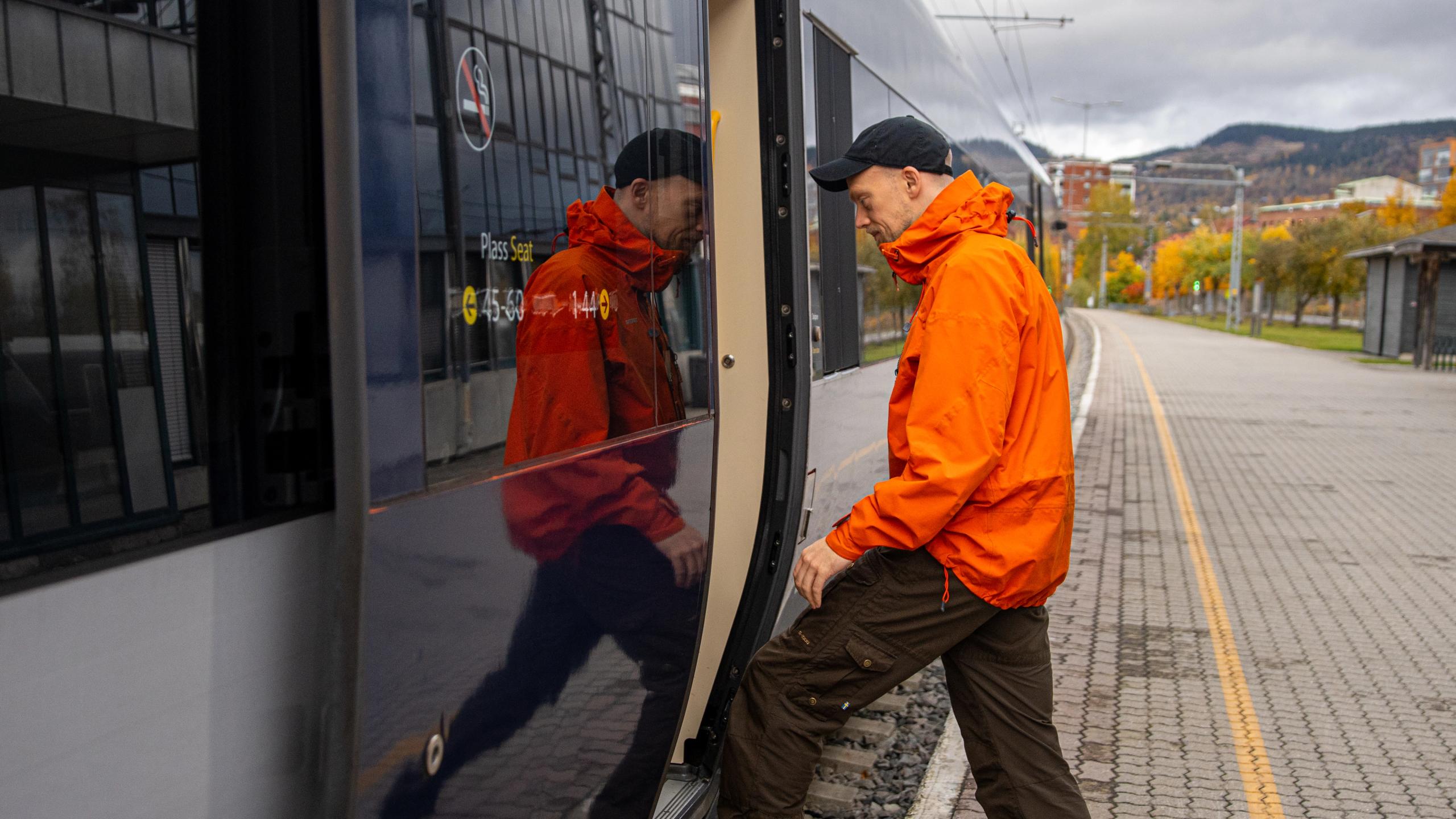 En mann går ombord på Dovrebanentoget