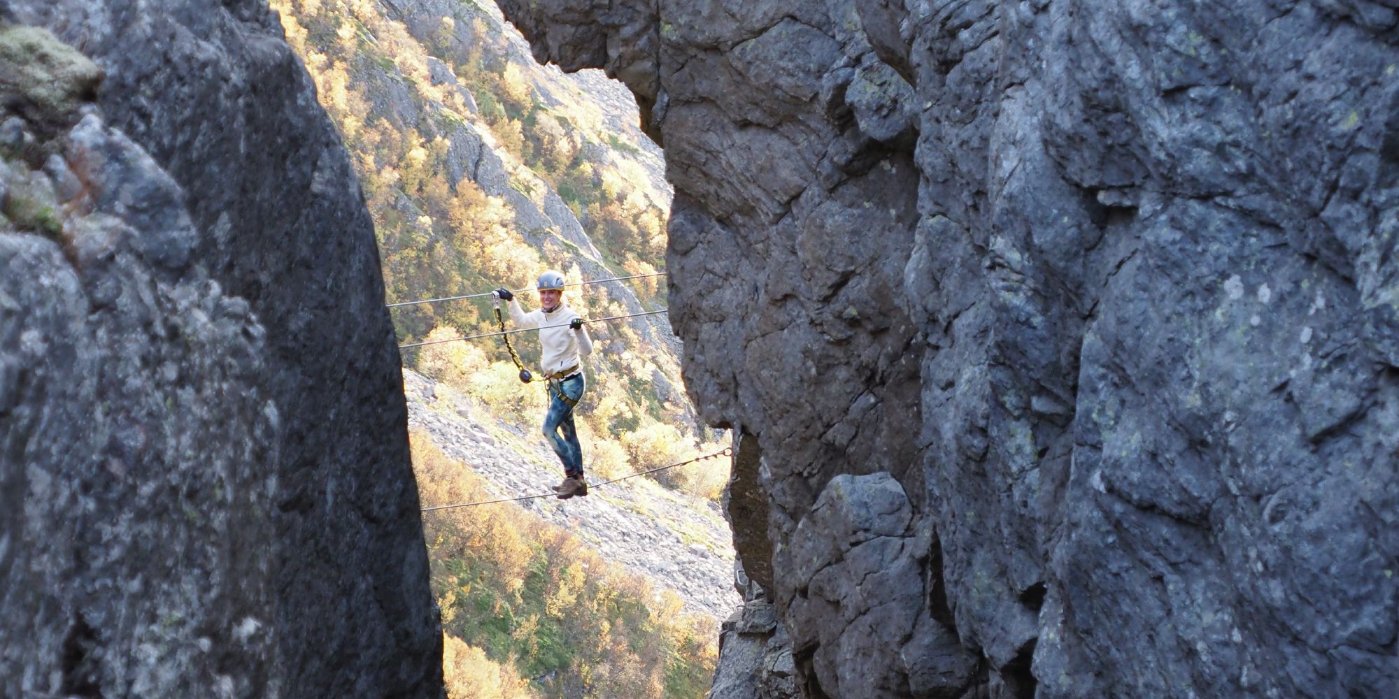 Kvinne klatrer Via ferrata Ravnfloget