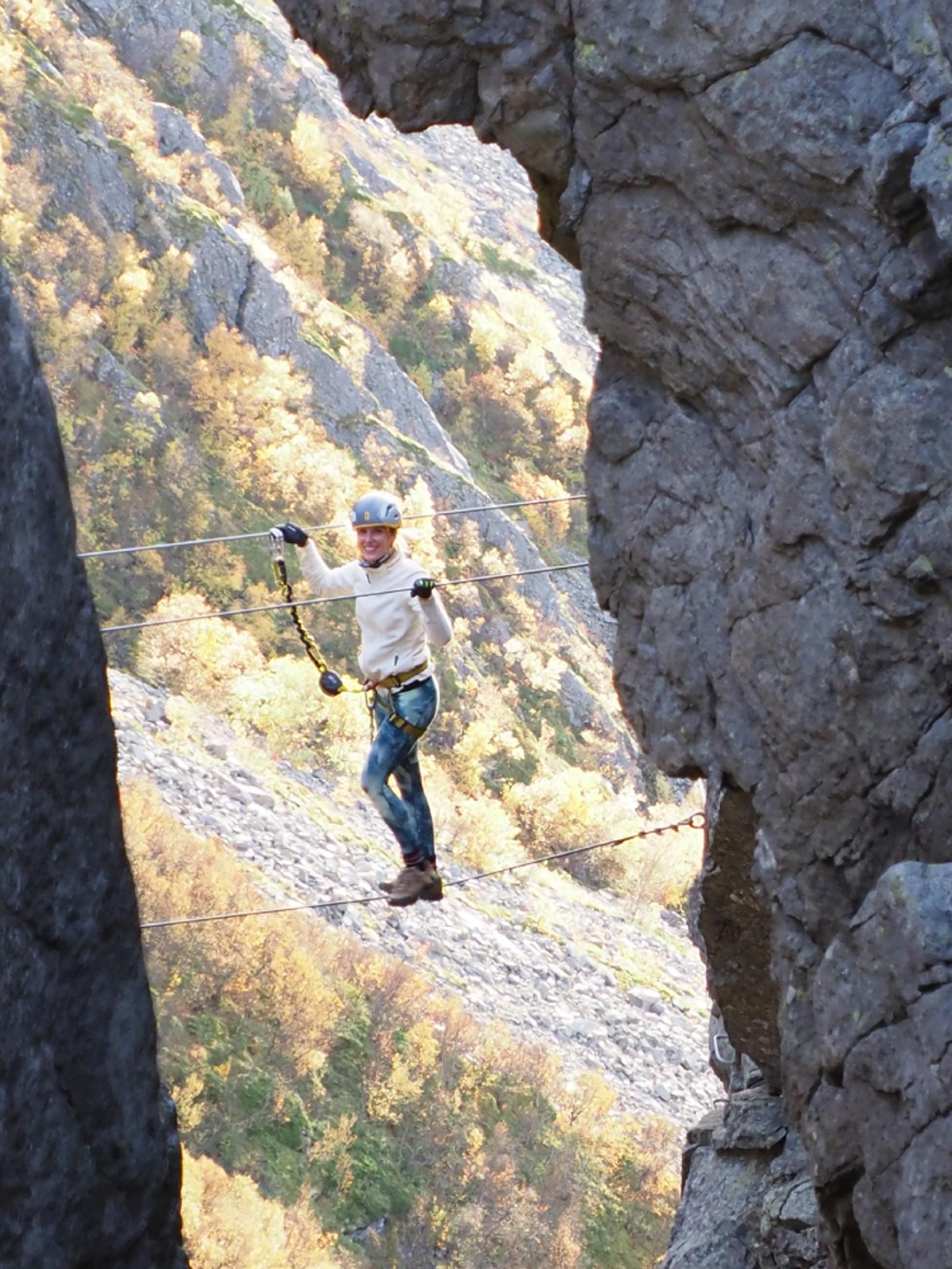 Kvinne klatrer Via ferrata Ravnfloget