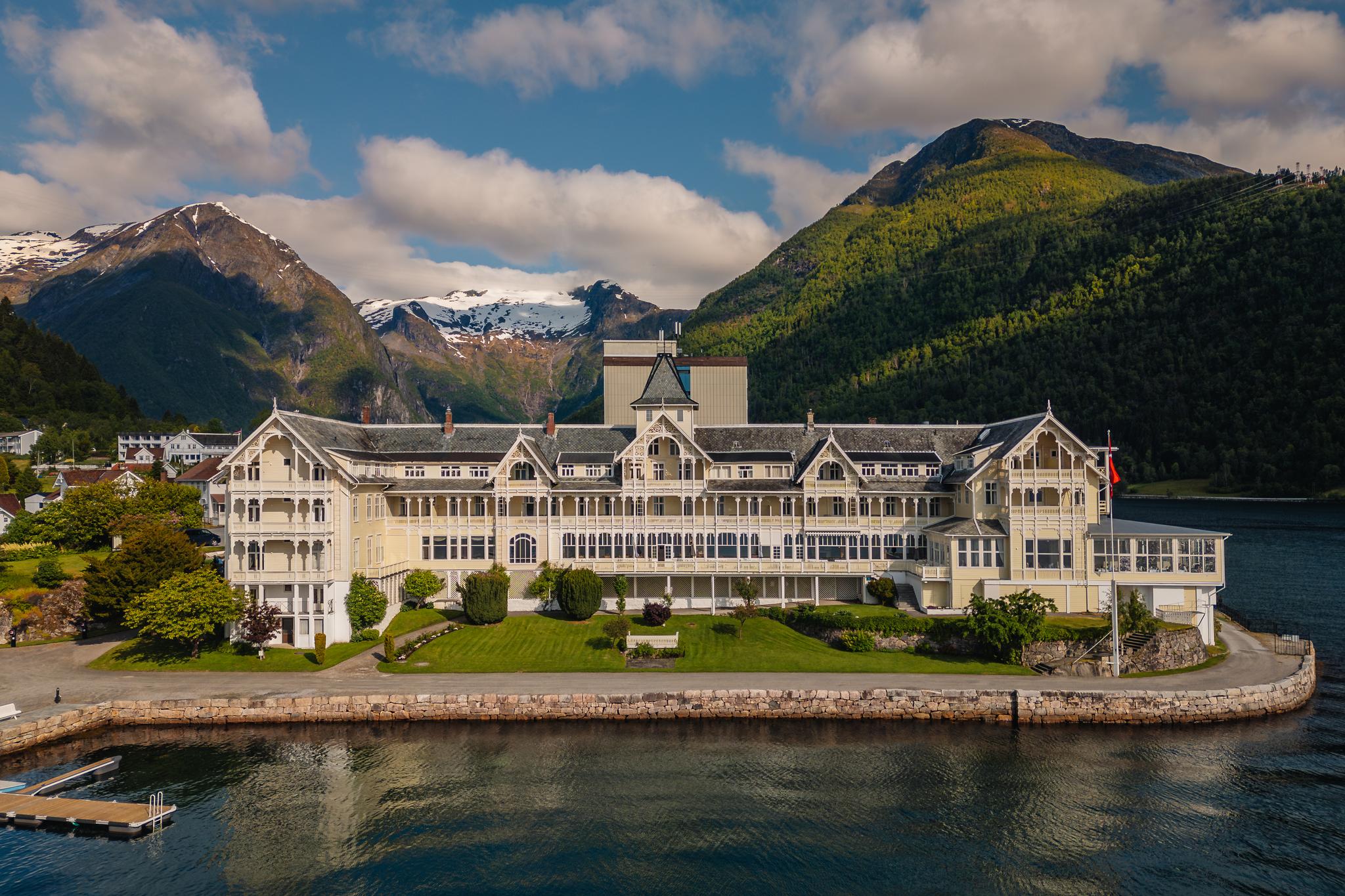 Kviknes Hotel on the shores of the Sognefjord, surrounded by mountains.