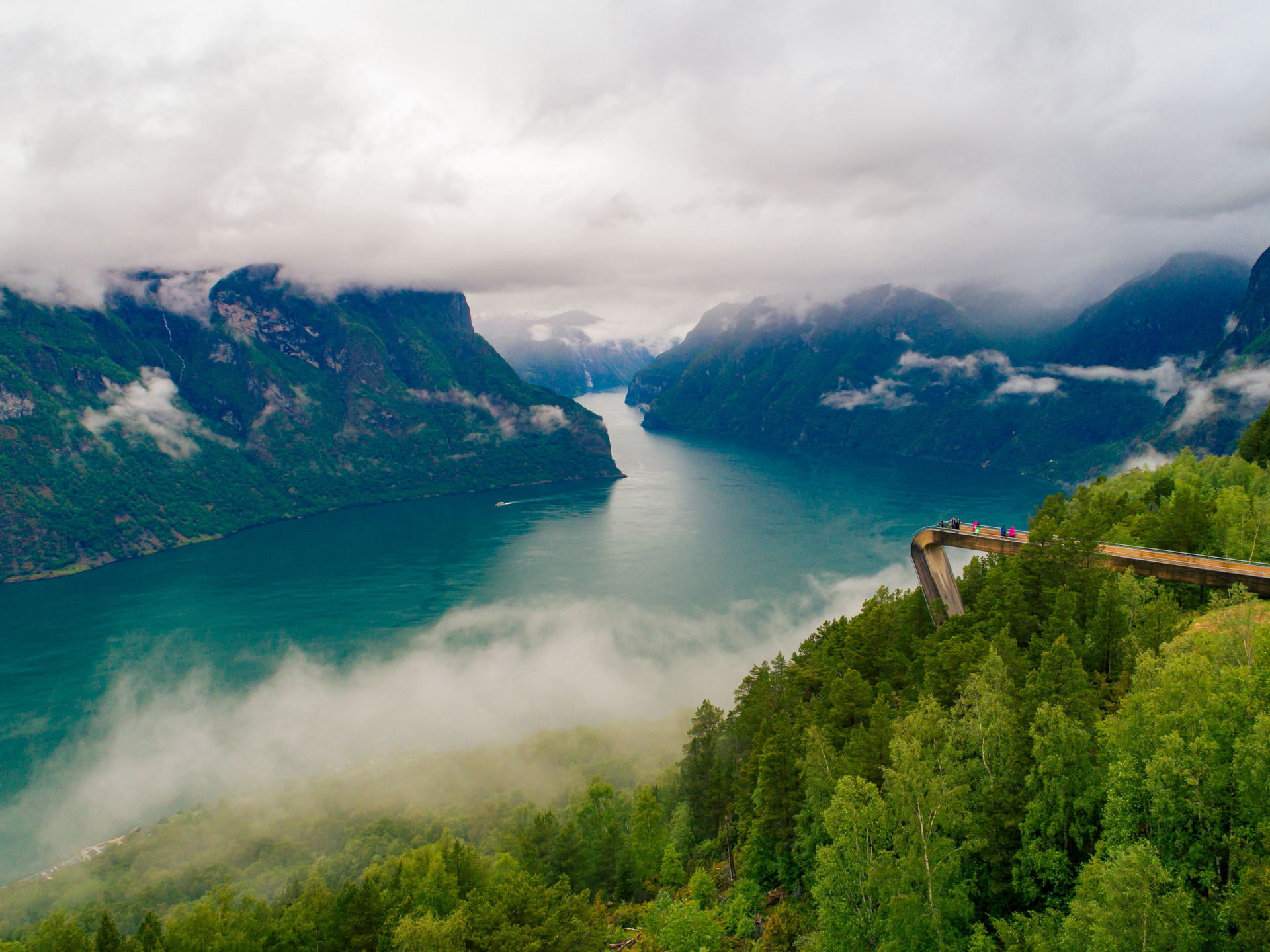Mennesker på en bru med utsikt over Aurlandsfjorden