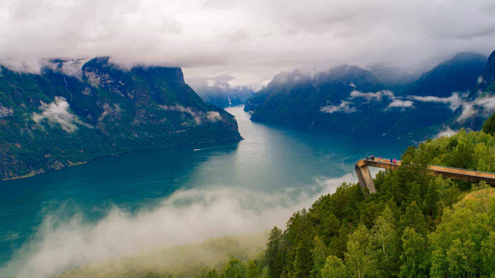 Mennesker på en bru med utsikt over Aurlandsfjorden